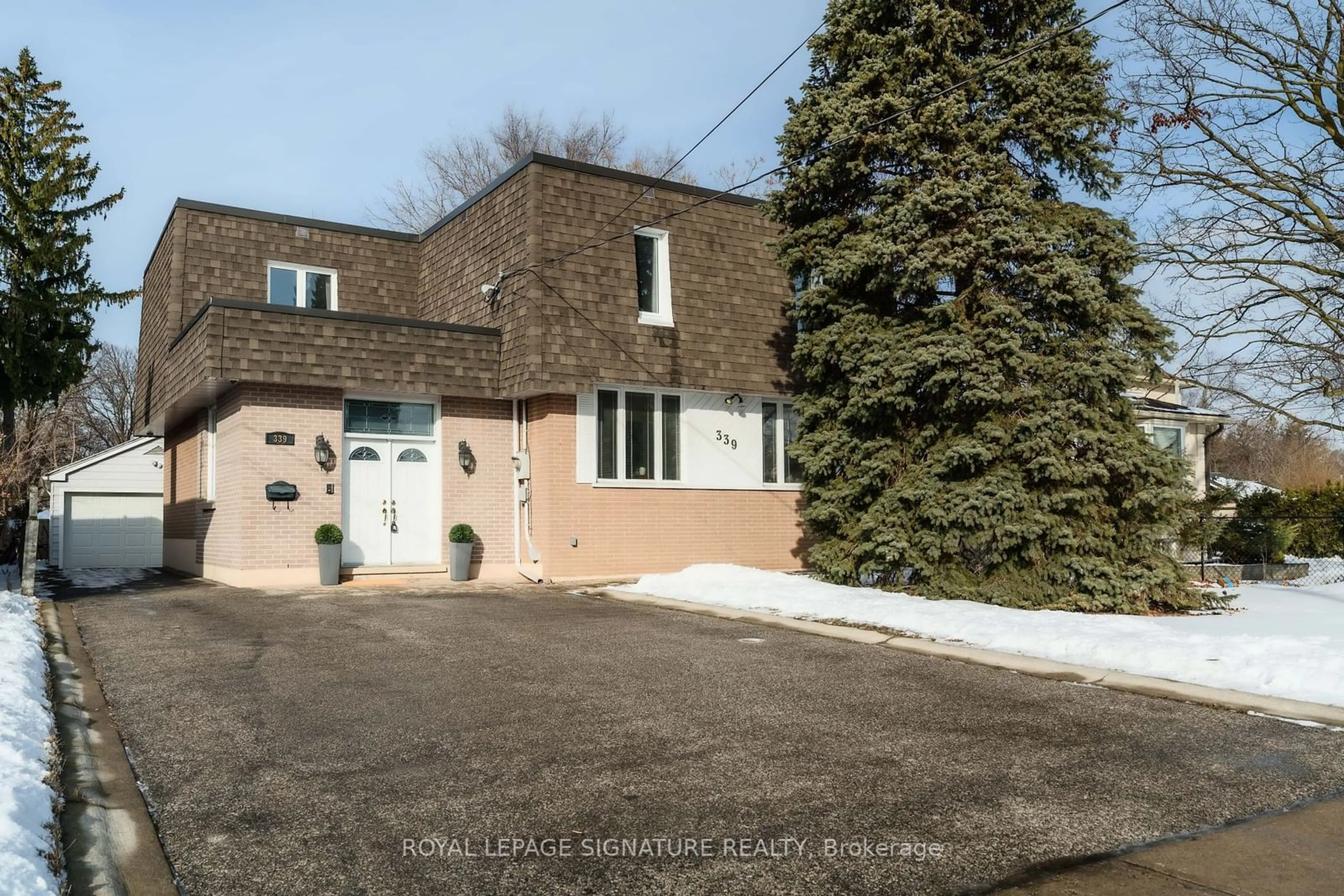 A pic from outside/outdoor area/front of a property/back of a property/a pic from drone, street for 339 Elmwood Ave, Richmond Hill Ontario L4C 1L7