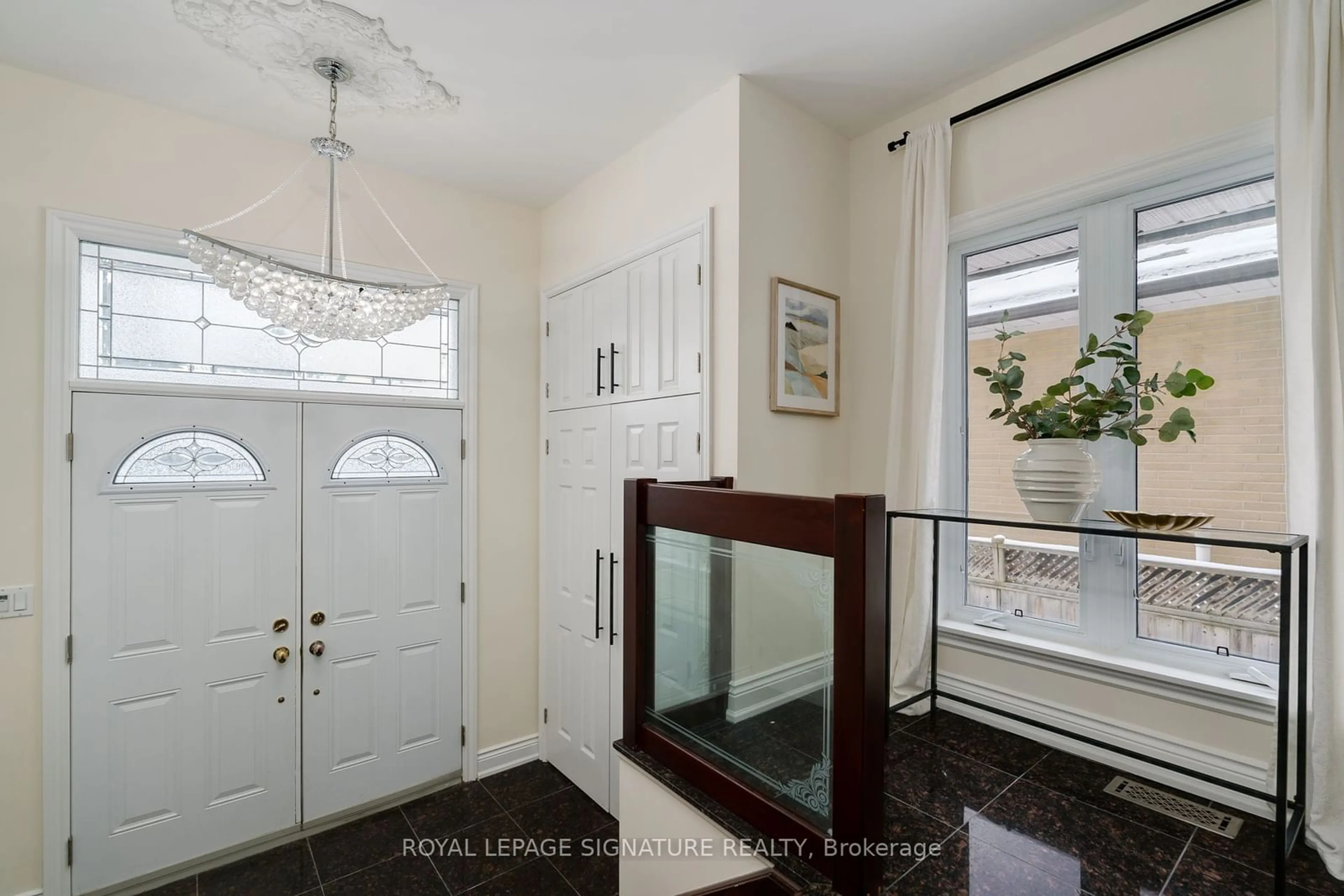 Indoor entryway for 339 Elmwood Ave, Richmond Hill Ontario L4C 1L7