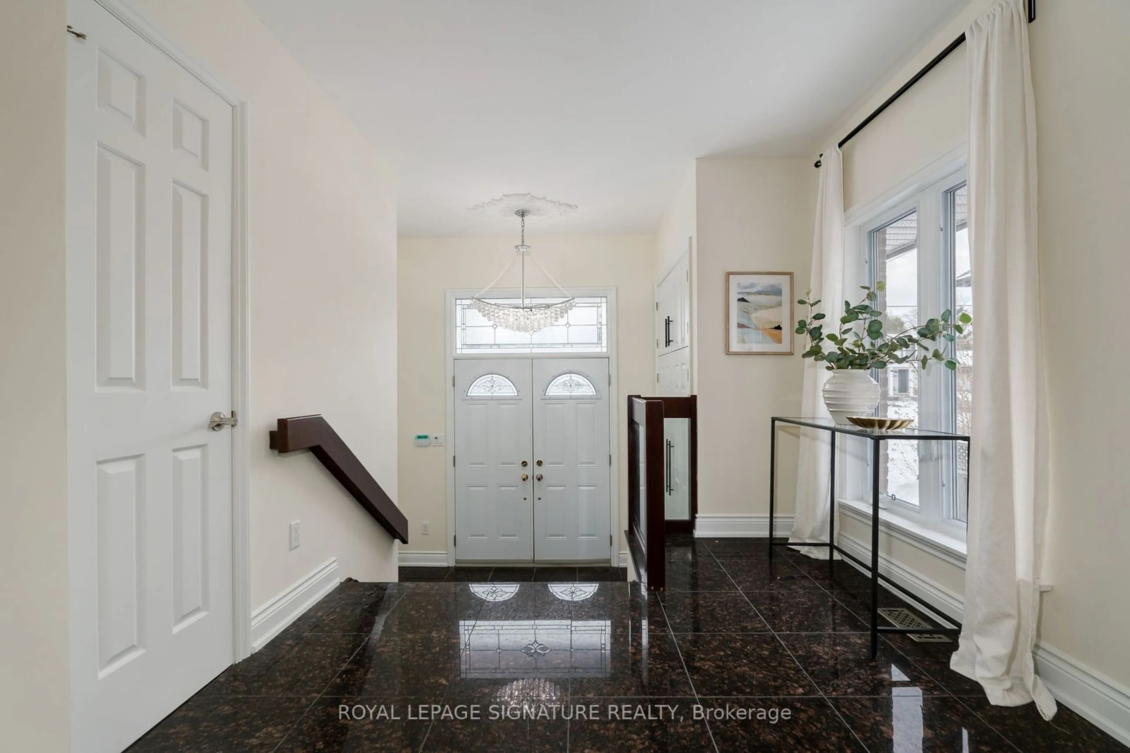 Indoor entryway for 339 Elmwood Ave, Richmond Hill Ontario L4C 1L7