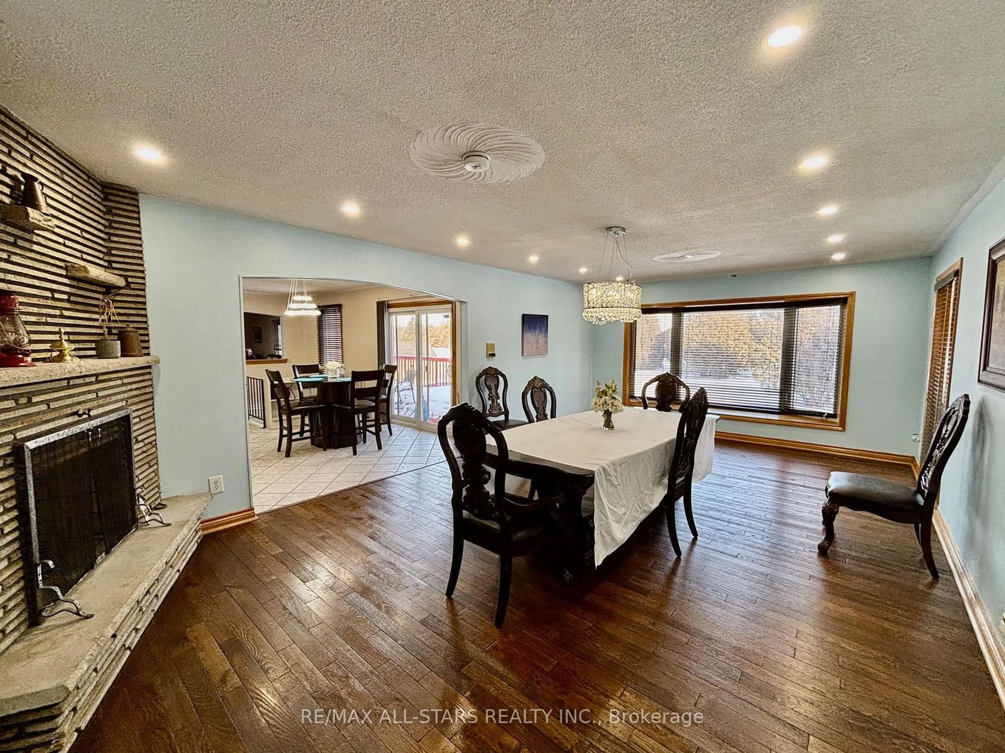 Dining room, wood/laminate floor for 21889 Highway 48 Rd, East Gwillimbury Ontario L0G 1M0