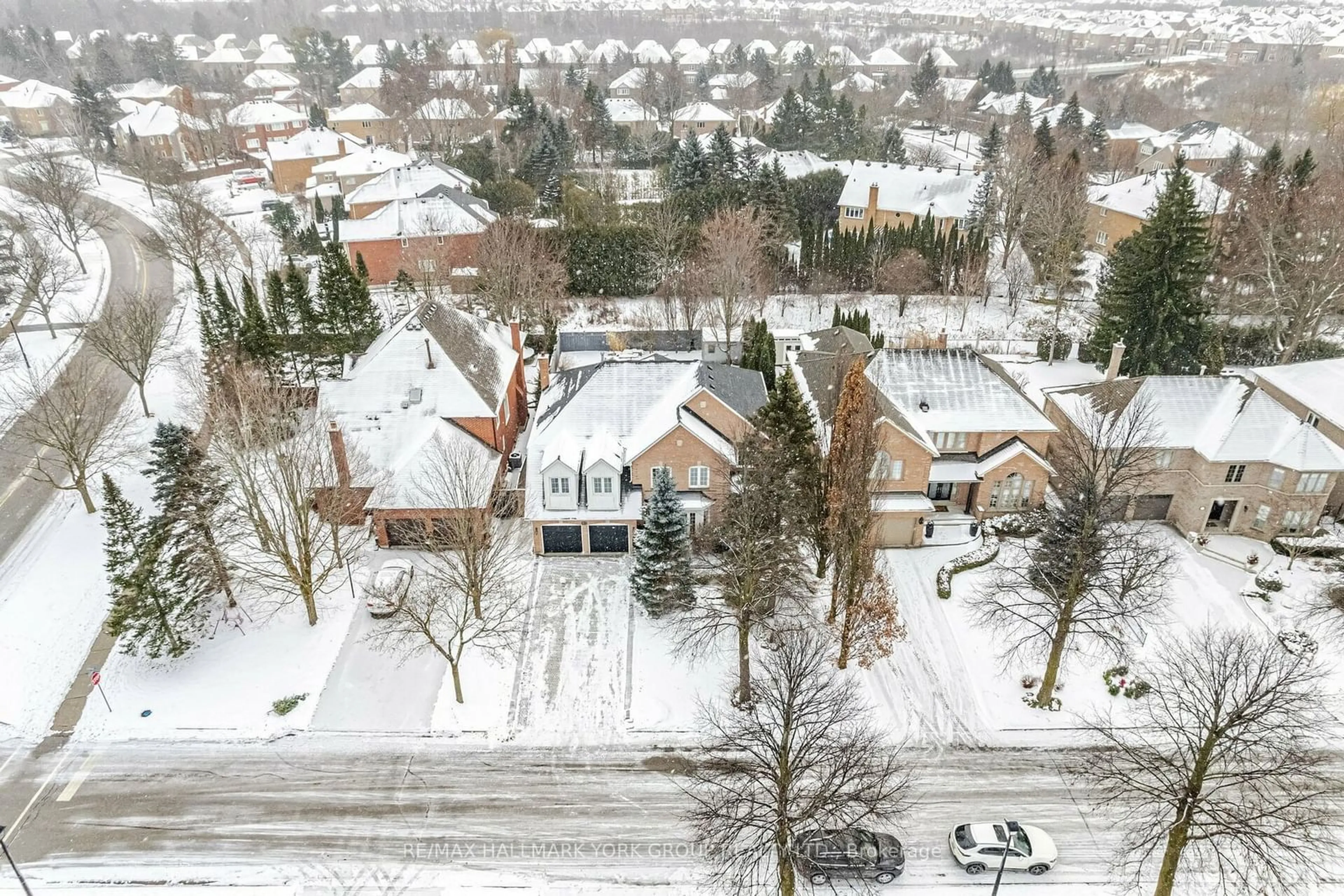 A pic from outside/outdoor area/front of a property/back of a property/a pic from drone, street for 910 Norsan Crt, Newmarket Ontario L3X 1L1