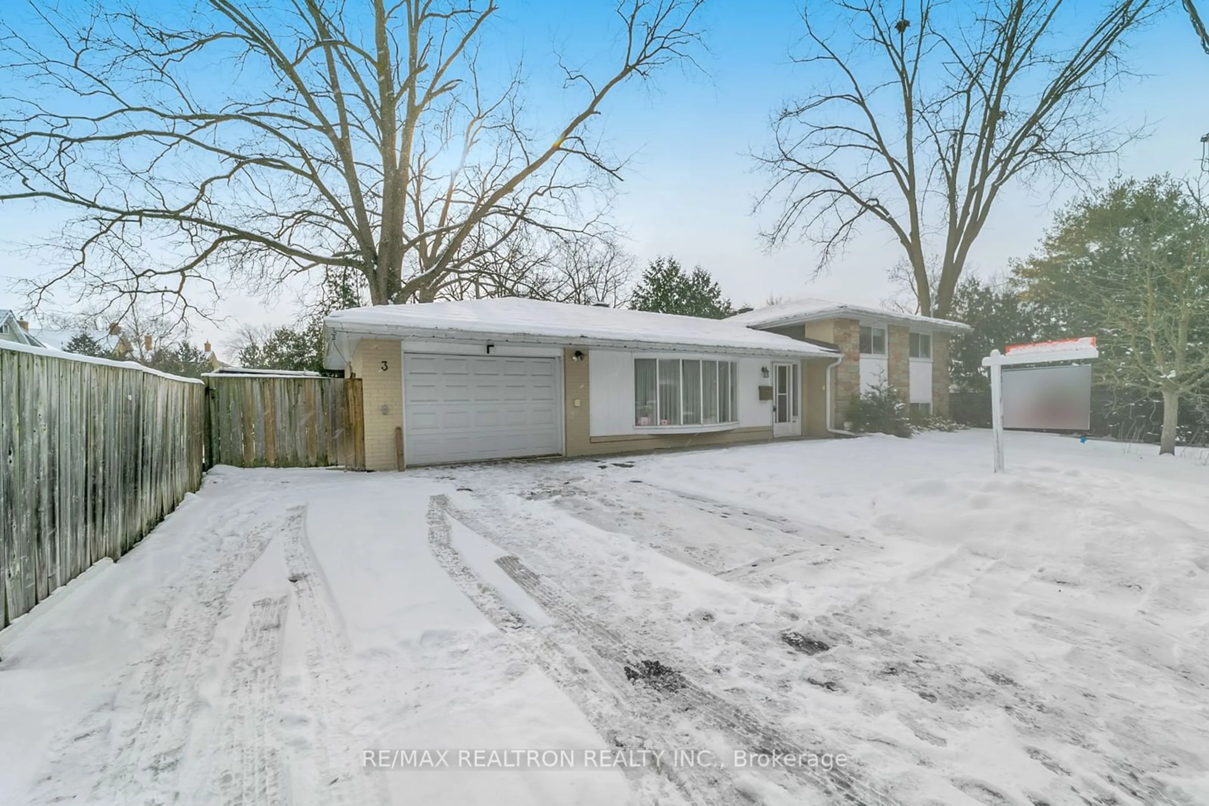 A pic from outside/outdoor area/front of a property/back of a property/a pic from drone, street for 3 Reuben St, Aurora Ontario L4G 2M1