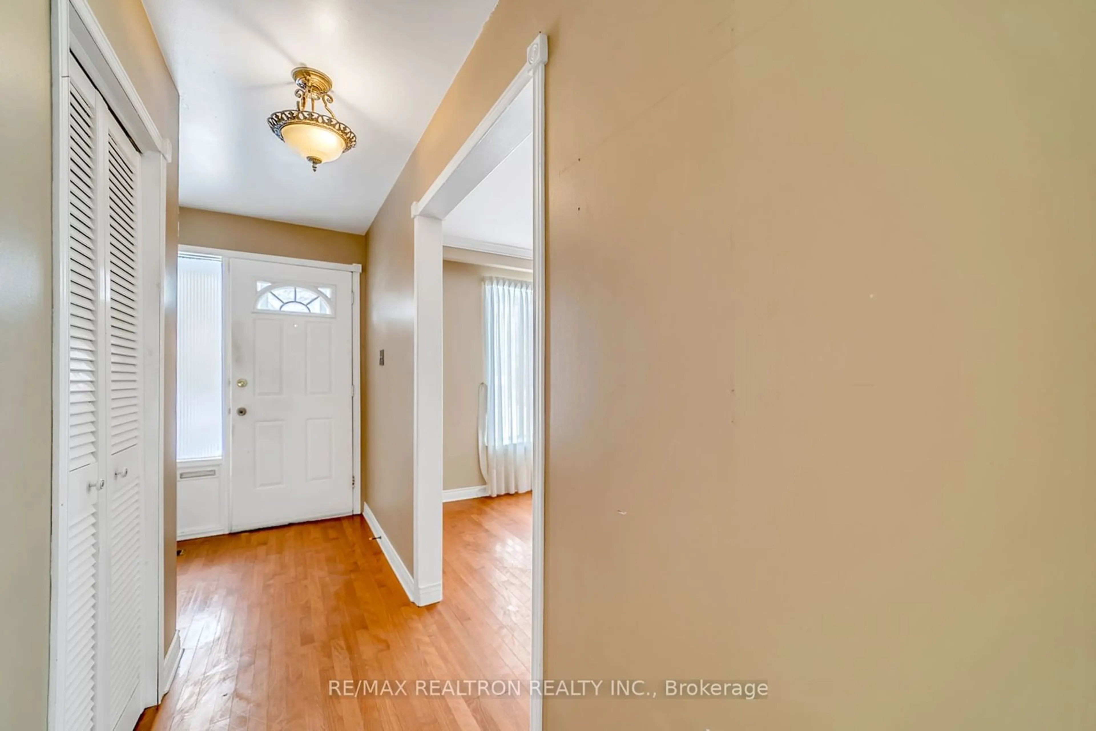 Indoor entryway for 3 Reuben St, Aurora Ontario L4G 2M1