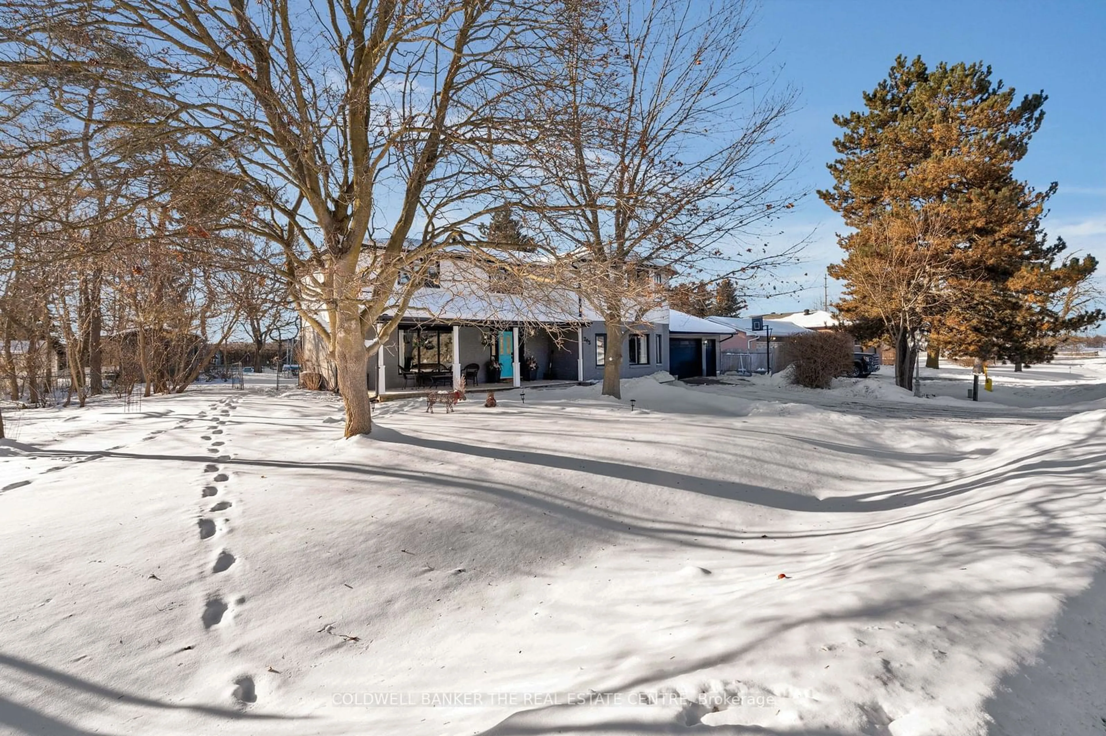 A pic from outside/outdoor area/front of a property/back of a property/a pic from drone, street for 203 Camilla Cres, Essa Ontario L0L 2N0