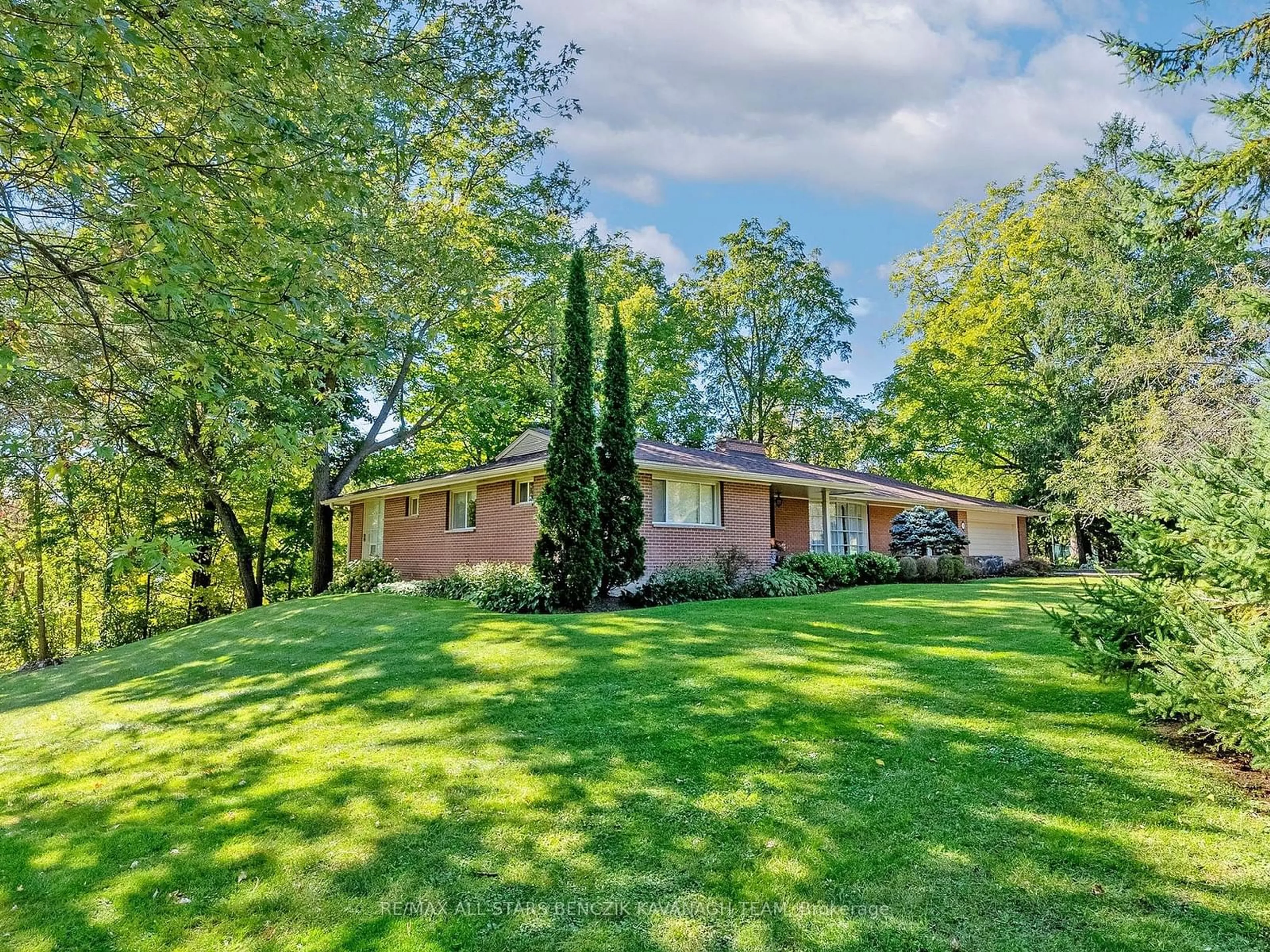 A pic from outside/outdoor area/front of a property/back of a property/a pic from drone, unknown for 2 Savannah Cres, Markham Ontario L3P 2V1