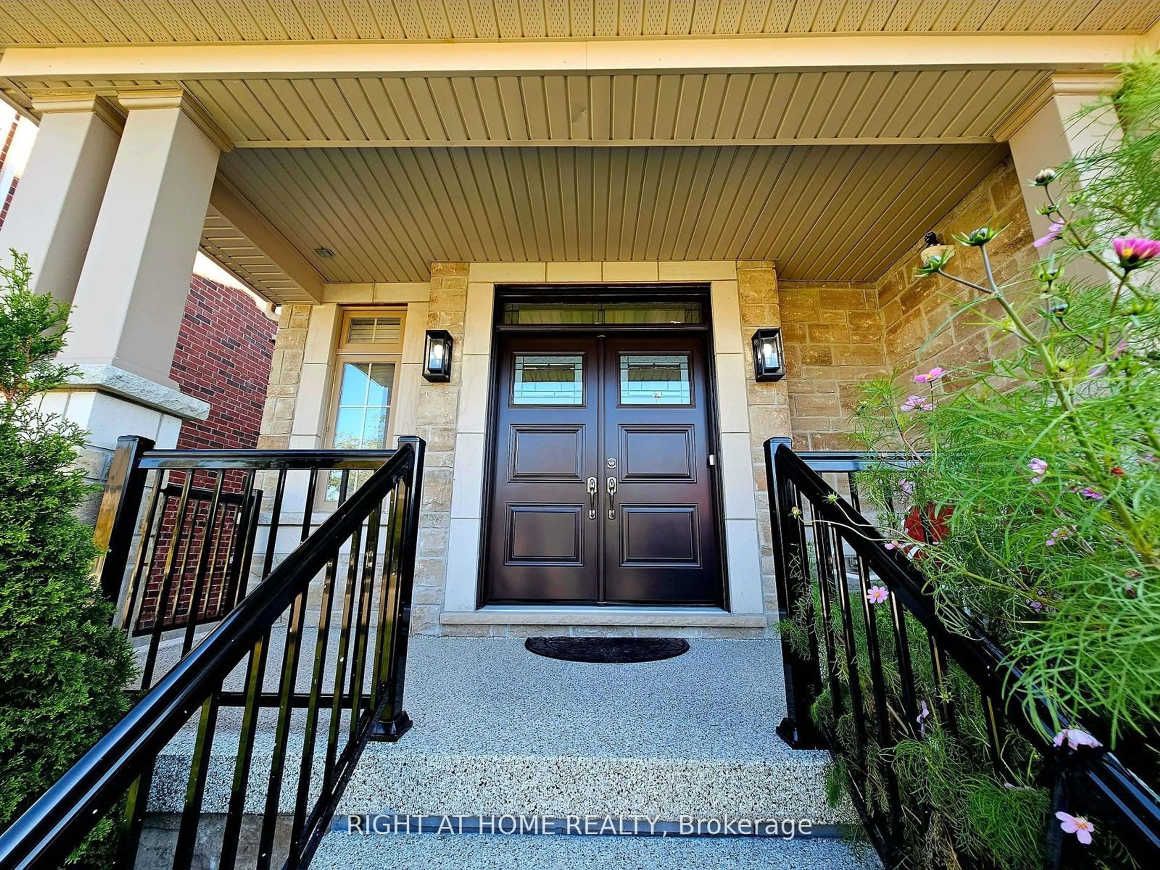 Indoor entryway for 121 Hutchinson Dr, New Tecumseth Ontario L9R 0P6