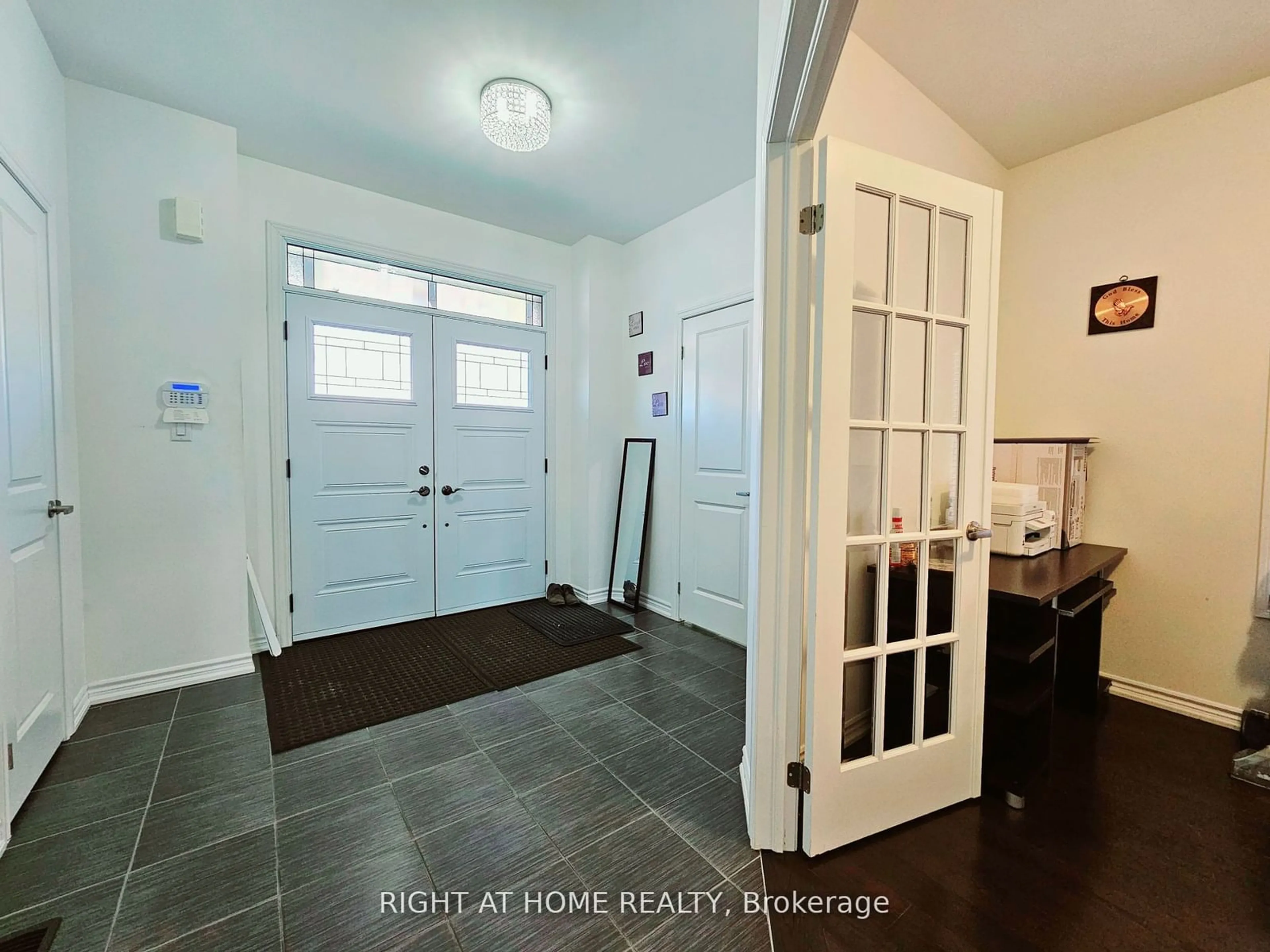 Indoor entryway for 121 Hutchinson Dr, New Tecumseth Ontario L9R 0P6