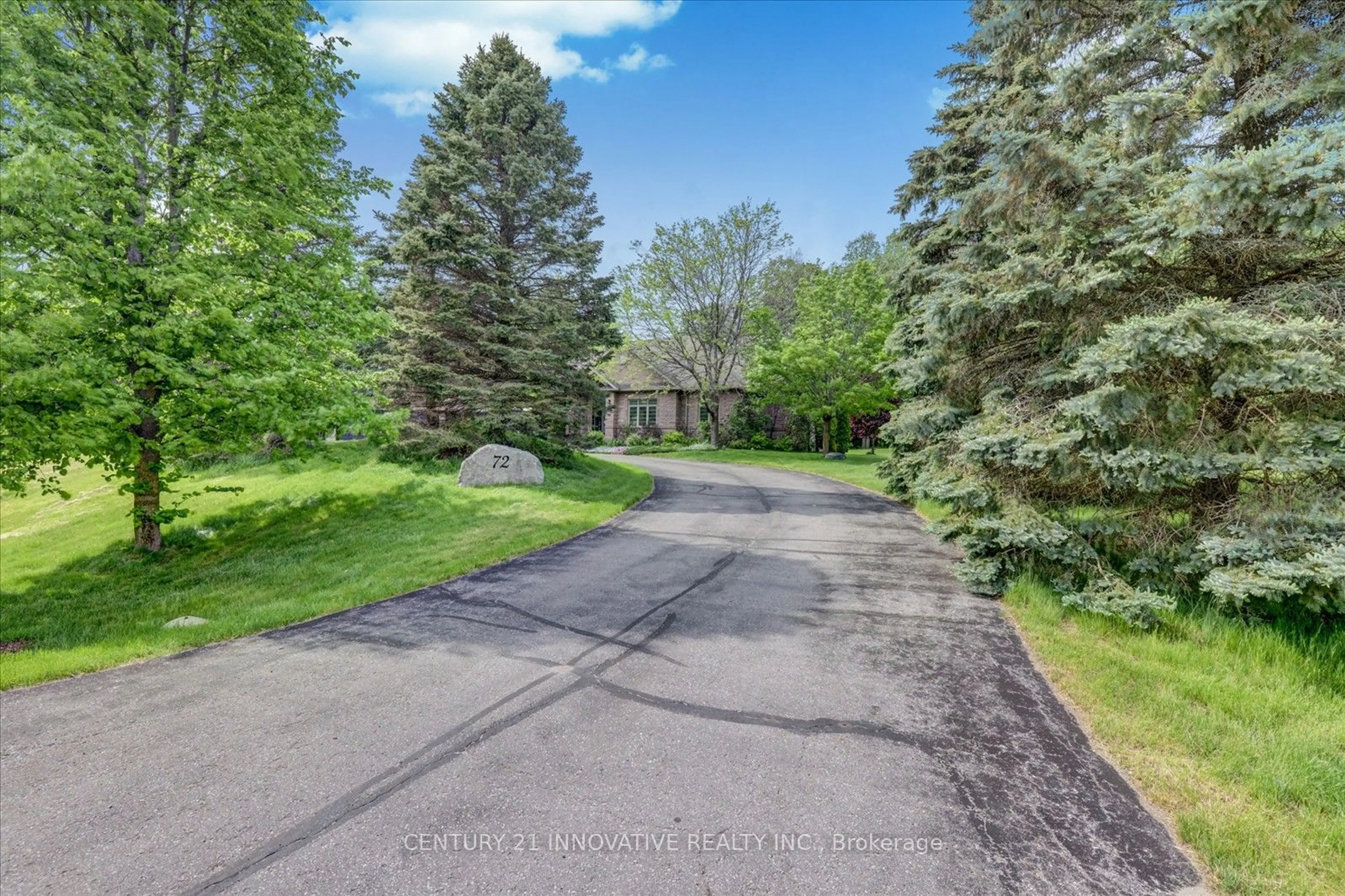 A pic from outside/outdoor area/front of a property/back of a property/a pic from drone, street for 72 Ballantrae Rd, Whitchurch-Stouffville Ontario L4A 1M5