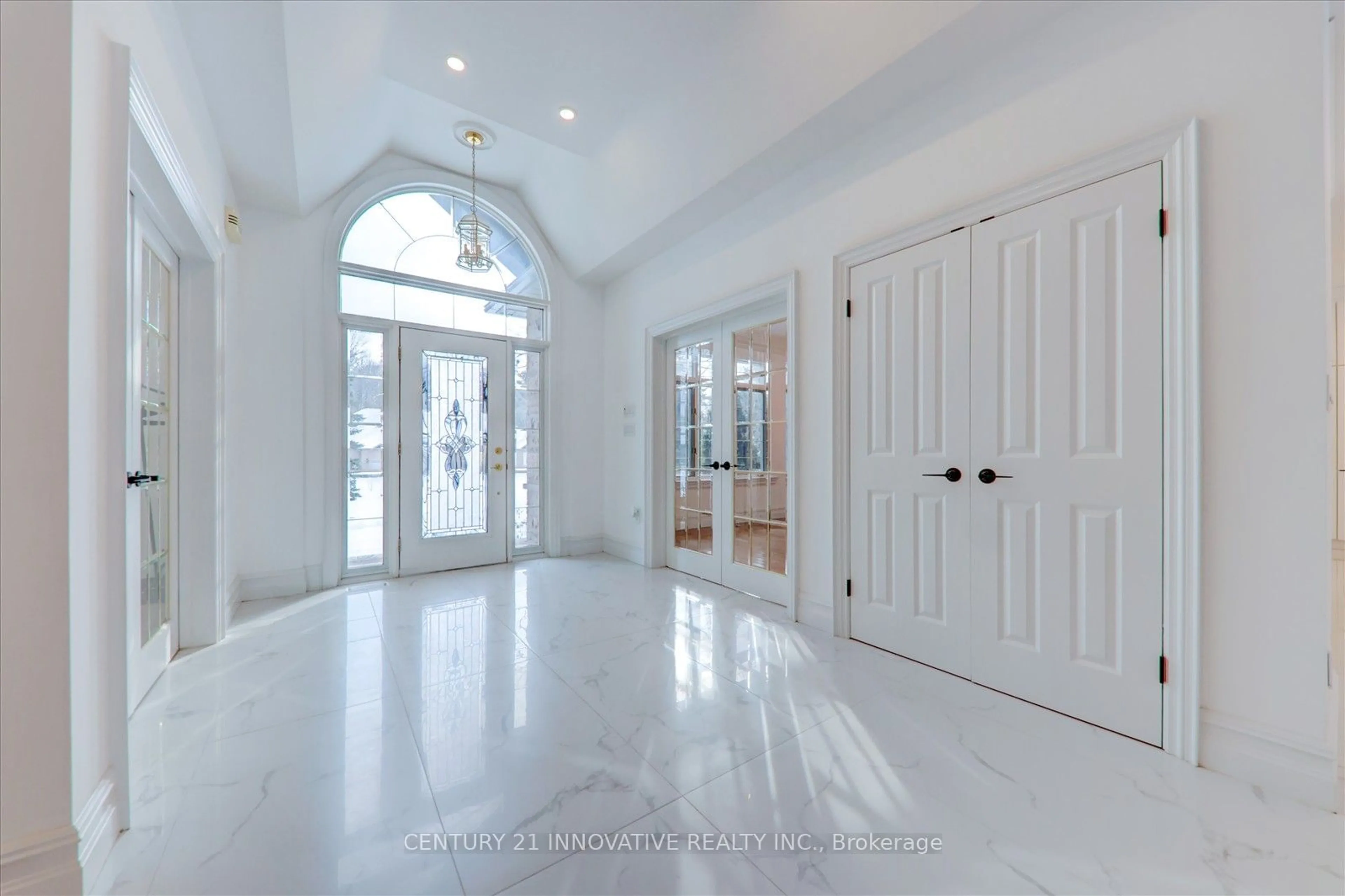 Indoor entryway for 72 Ballantrae Rd, Whitchurch-Stouffville Ontario L4A 1M5