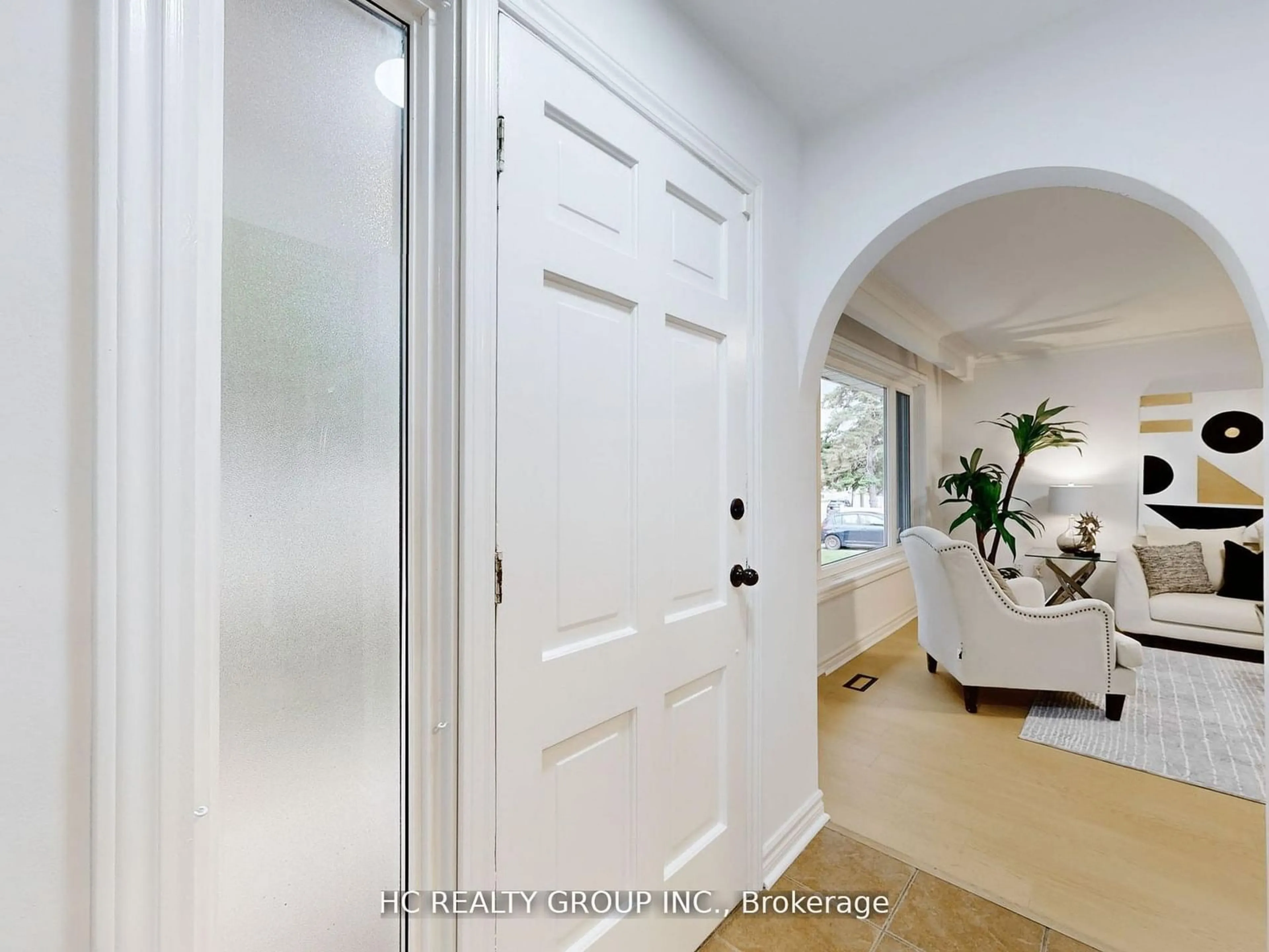 Indoor entryway for 26 Algonquin Cres, Aurora Ontario L4G 3E5