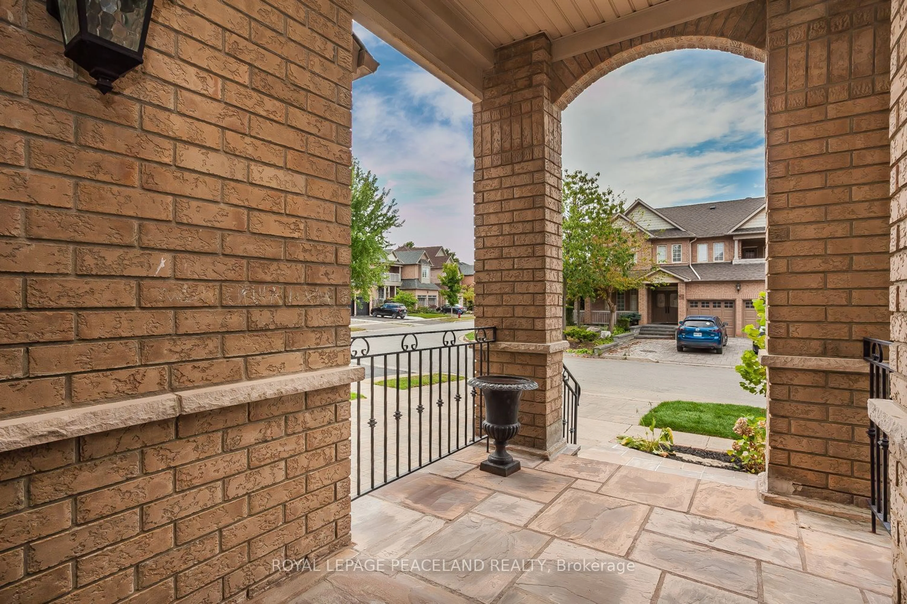 Patio, street for 61 Grand Oak Dr, Richmond Hill Ontario L4E 4A2