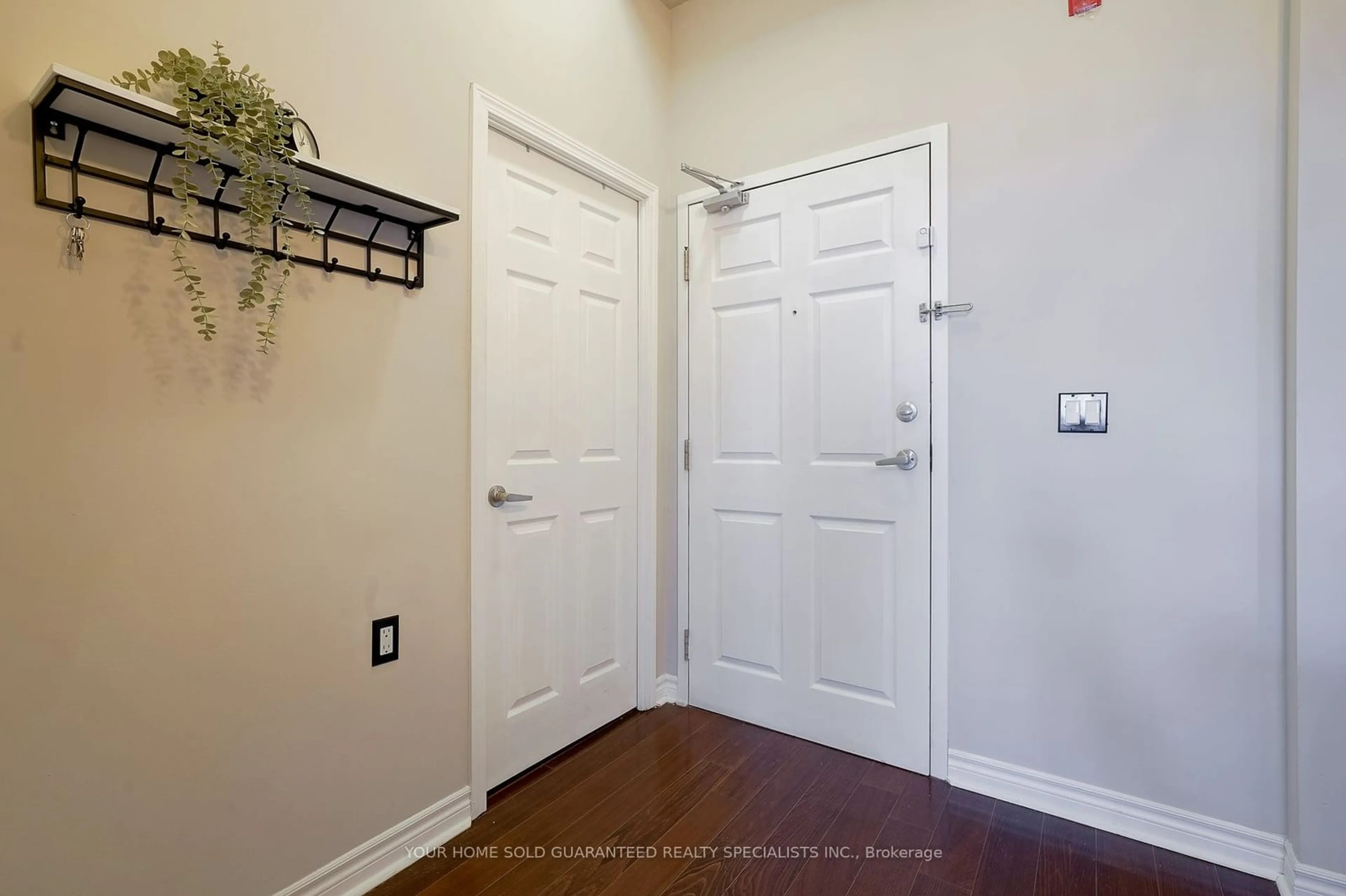 Indoor entryway for 15450 Yonge St #511, Aurora Ontario L4G 0K1