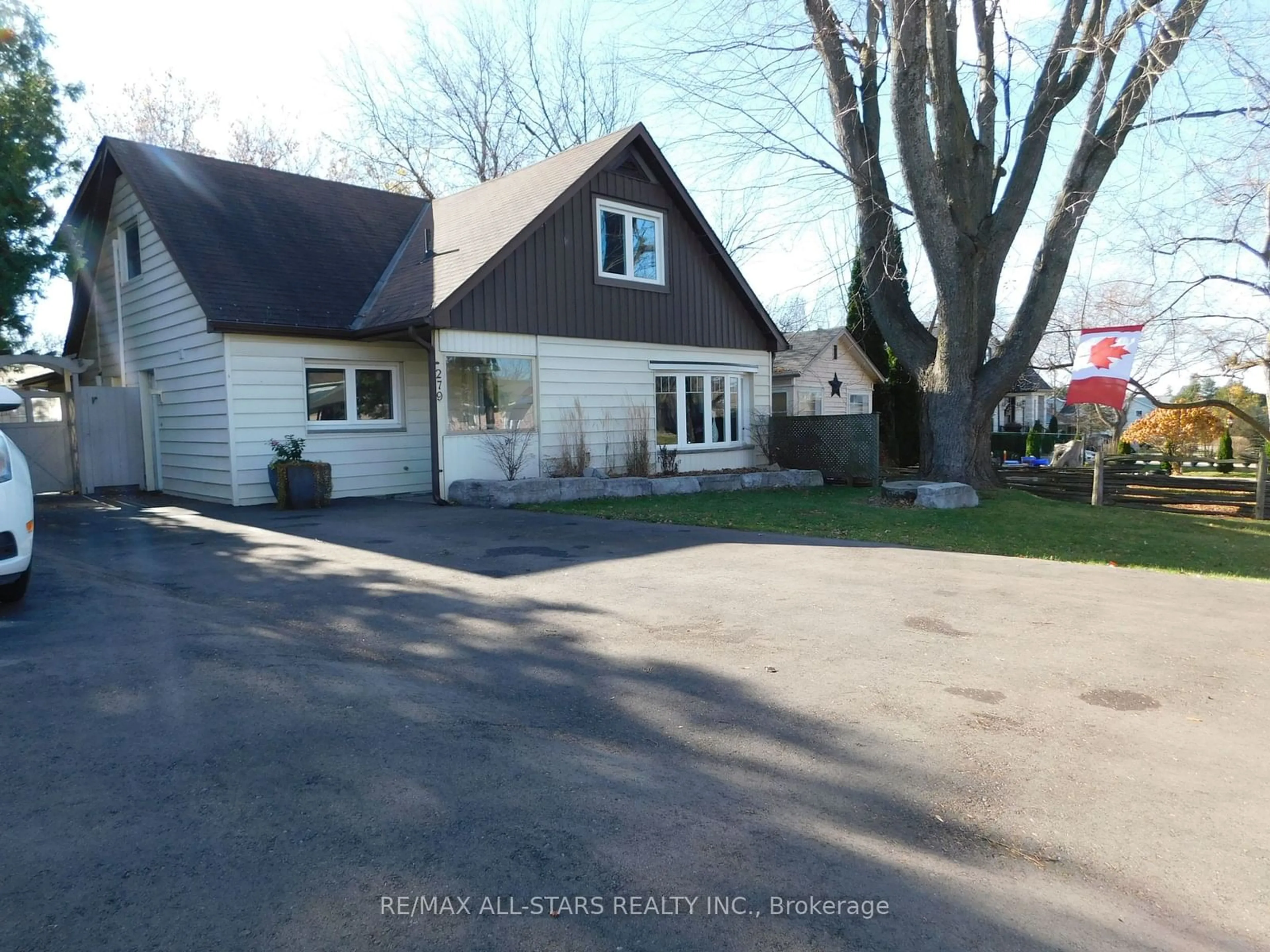 A pic from outside/outdoor area/front of a property/back of a property/a pic from drone, street for 279 Clarlyn Dr, Georgina Ontario L4P 3C8