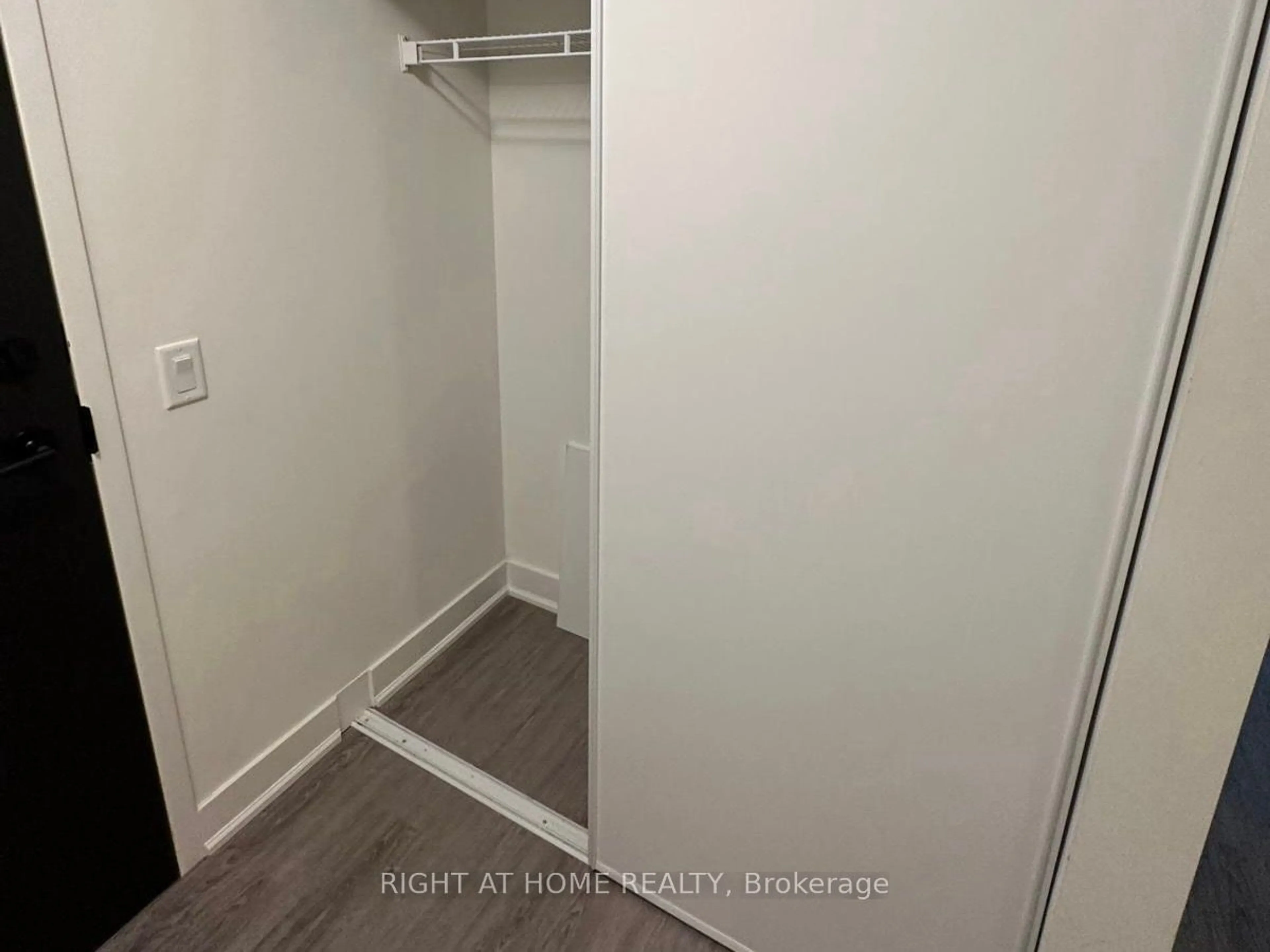 A pic of a room for 185 Deerfield Rd #422, Newmarket Ontario L3Y 0G7