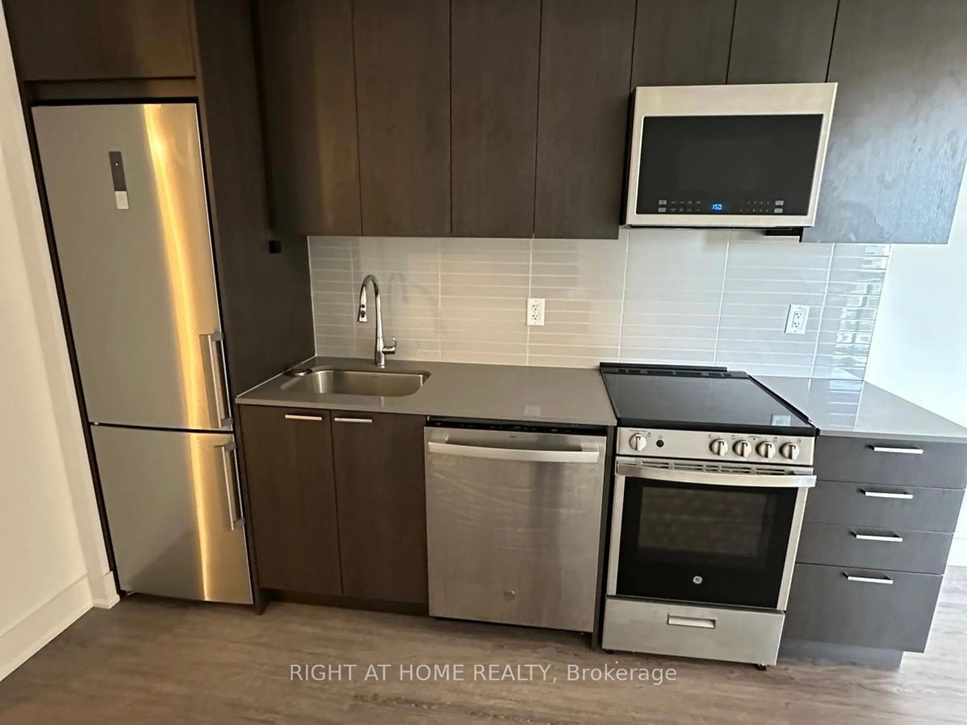 Standard kitchen, unknown for 185 Deerfield Rd #422, Newmarket Ontario L3Y 0G7