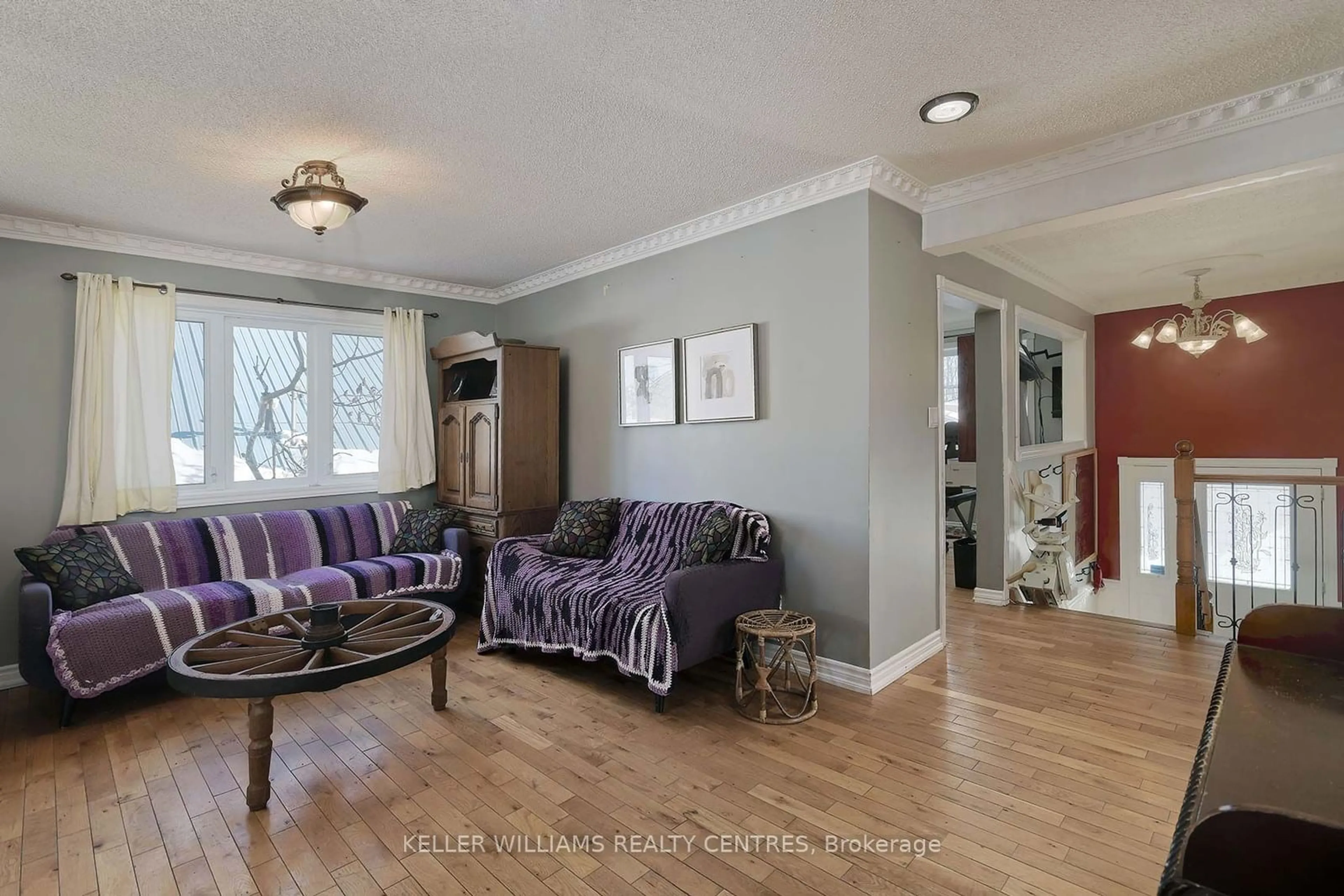 Living room with furniture, wood/laminate floor for 1076 Ewart St, Innisfil Ontario L0L 1W0