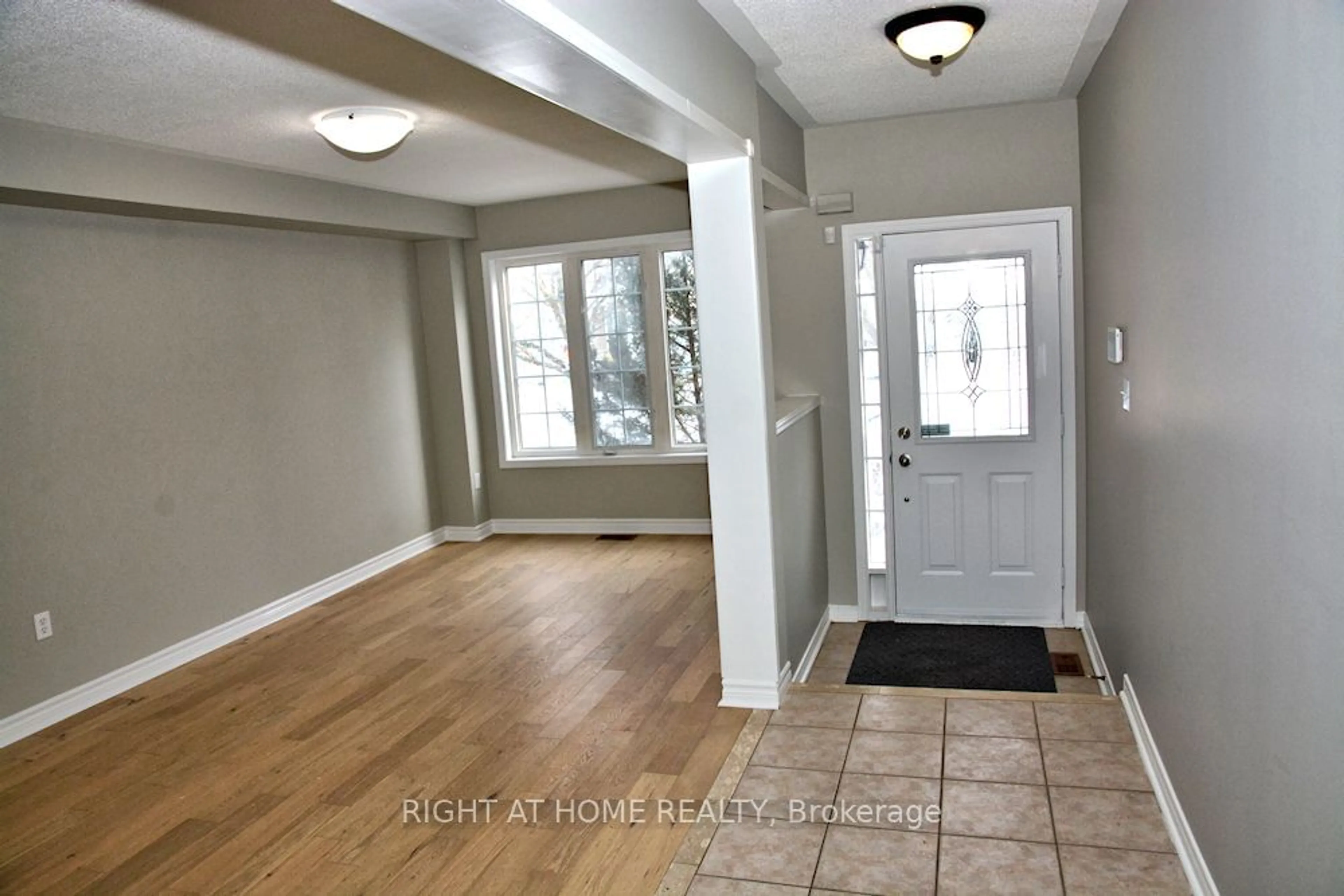 Indoor entryway for 256 Flagstone Way, Newmarket Ontario L3X 2Y1