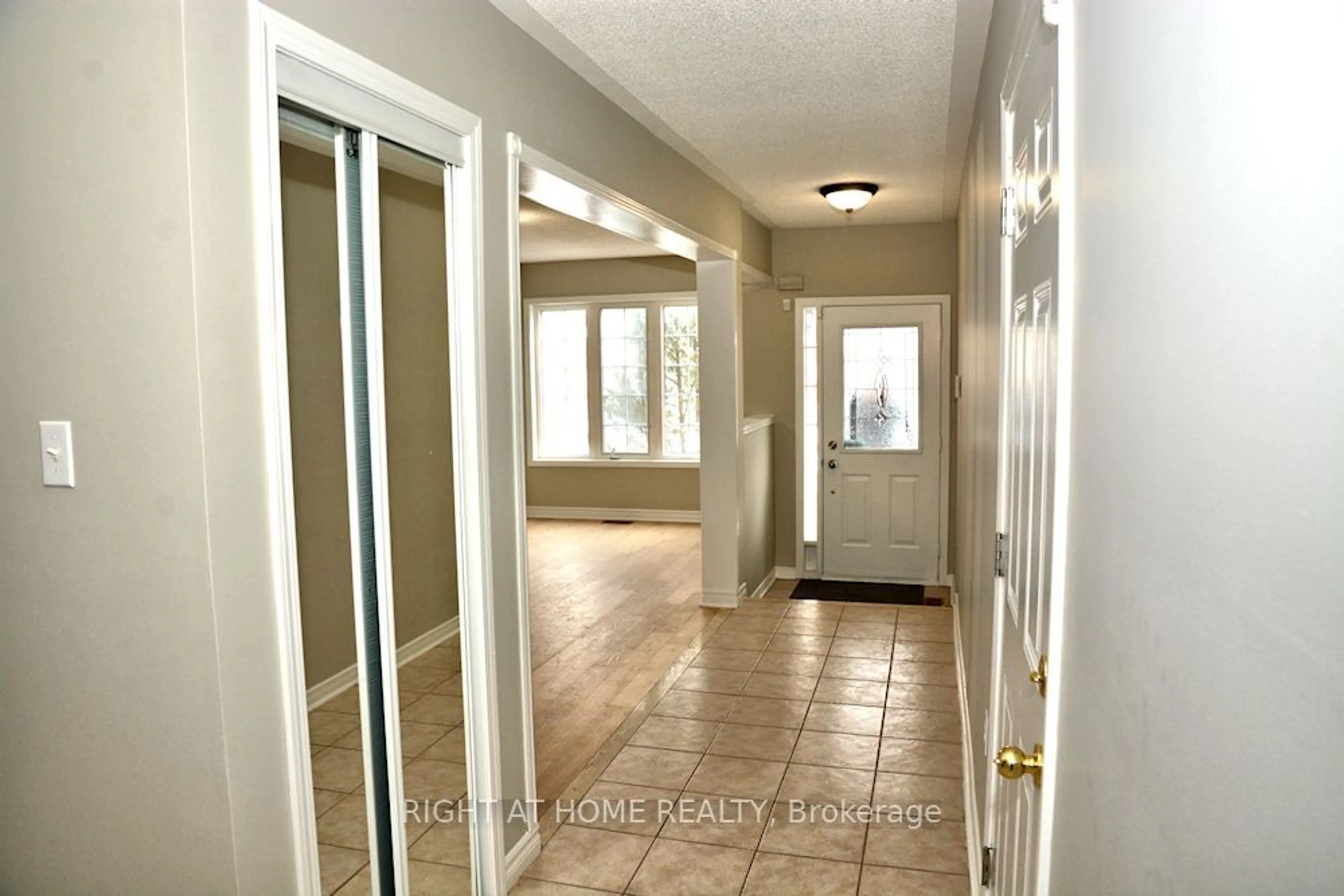 Indoor entryway for 256 Flagstone Way, Newmarket Ontario L3X 2Y1