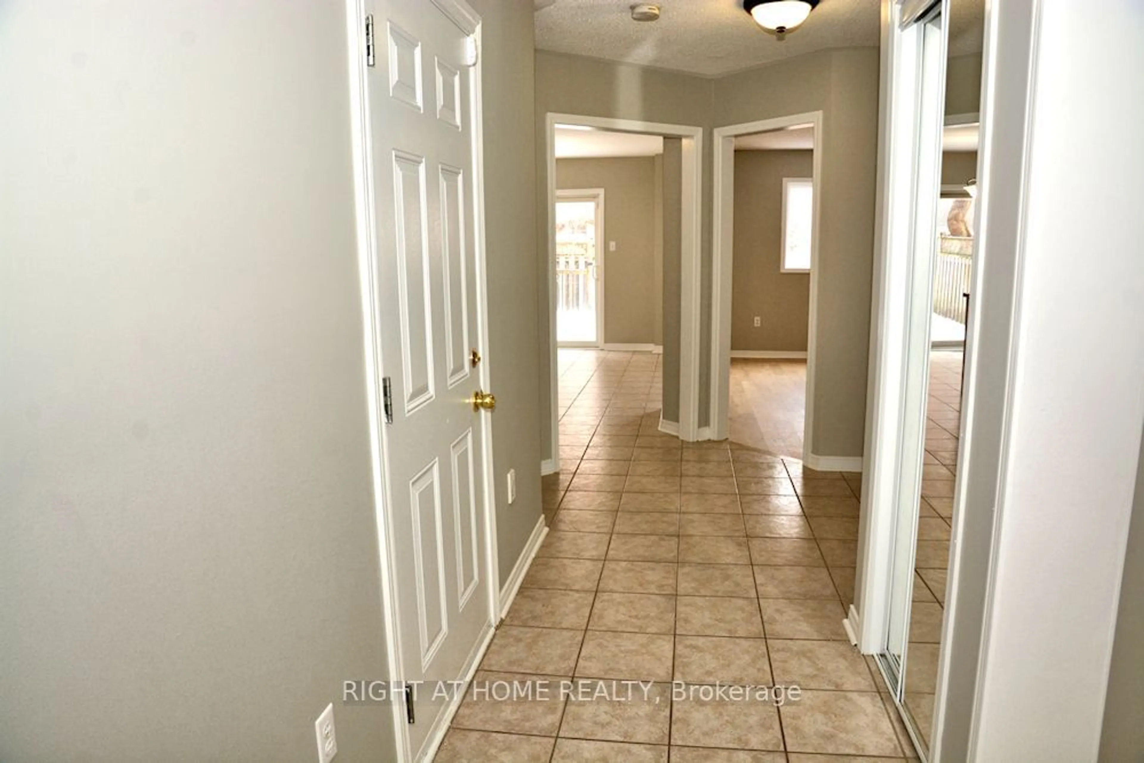 Indoor entryway for 256 Flagstone Way, Newmarket Ontario L3X 2Y1