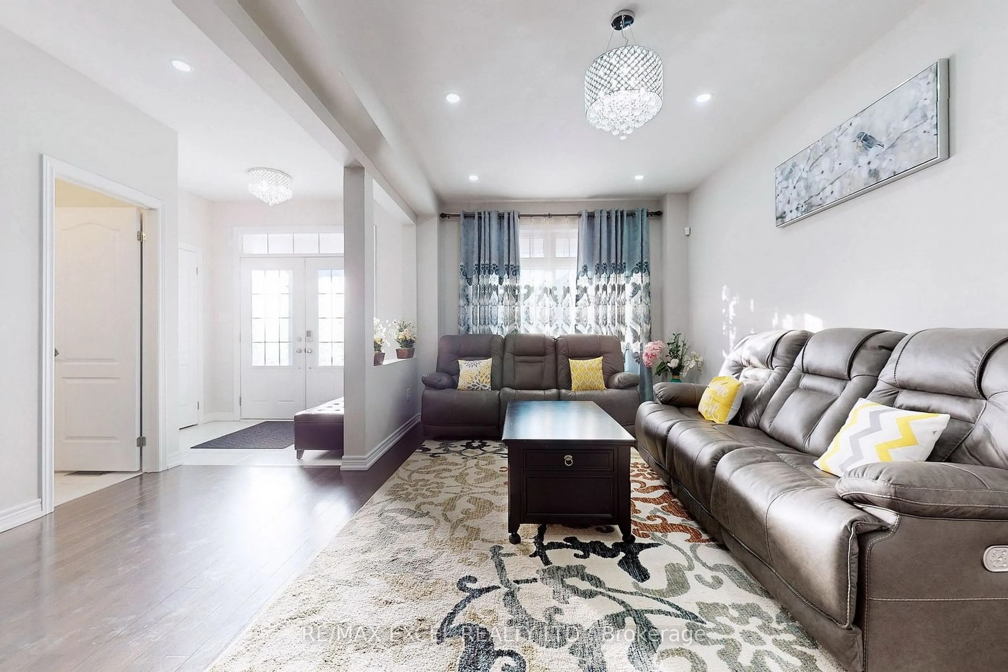 Living room with furniture, unknown for 576 William Forster Rd, Markham Ontario L6B 0Z7