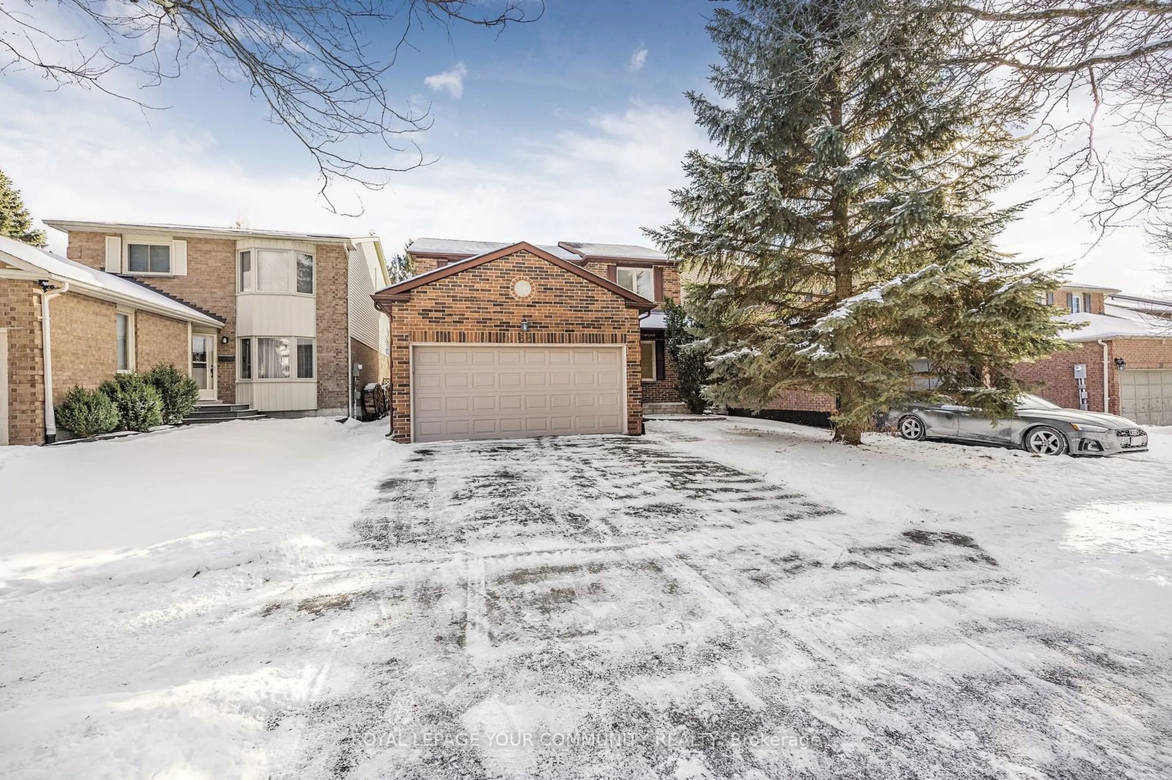 A pic from outside/outdoor area/front of a property/back of a property/a pic from drone, street for 35 Buchanan Cres, Aurora Ontario L4G 5K4