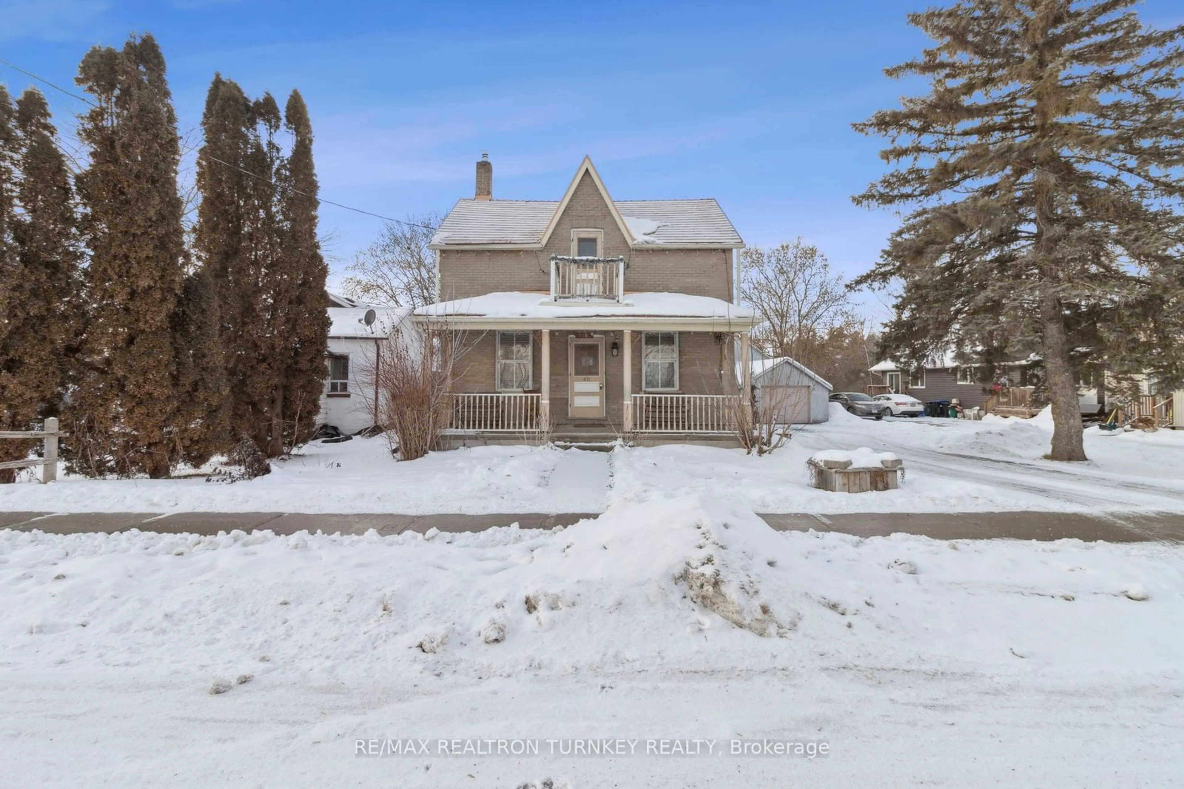 A pic from outside/outdoor area/front of a property/back of a property/a pic from drone, street for 46 King St, Innisfil Ontario L0L 1L0