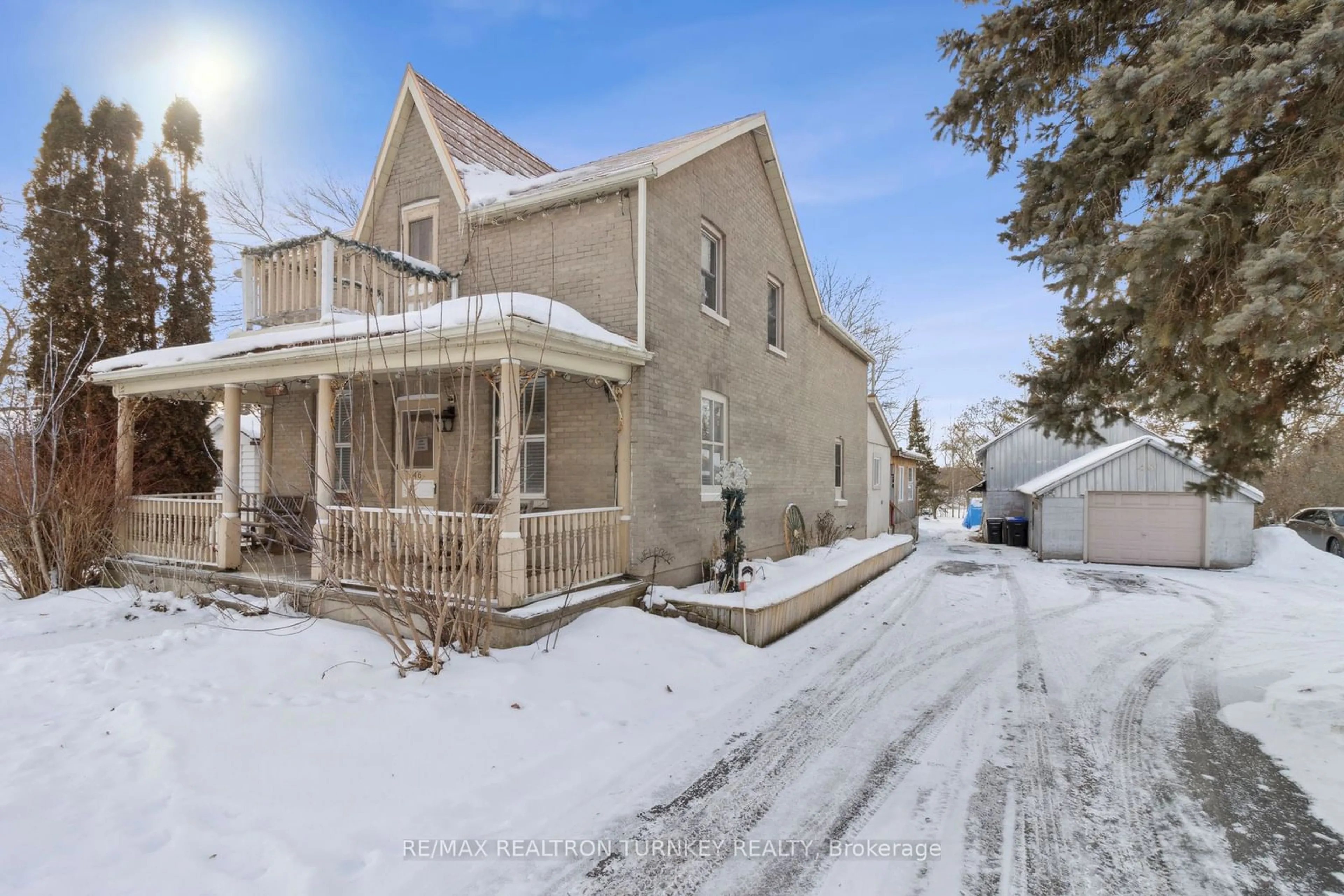 A pic from outside/outdoor area/front of a property/back of a property/a pic from drone, street for 46 King St, Innisfil Ontario L0L 1L0