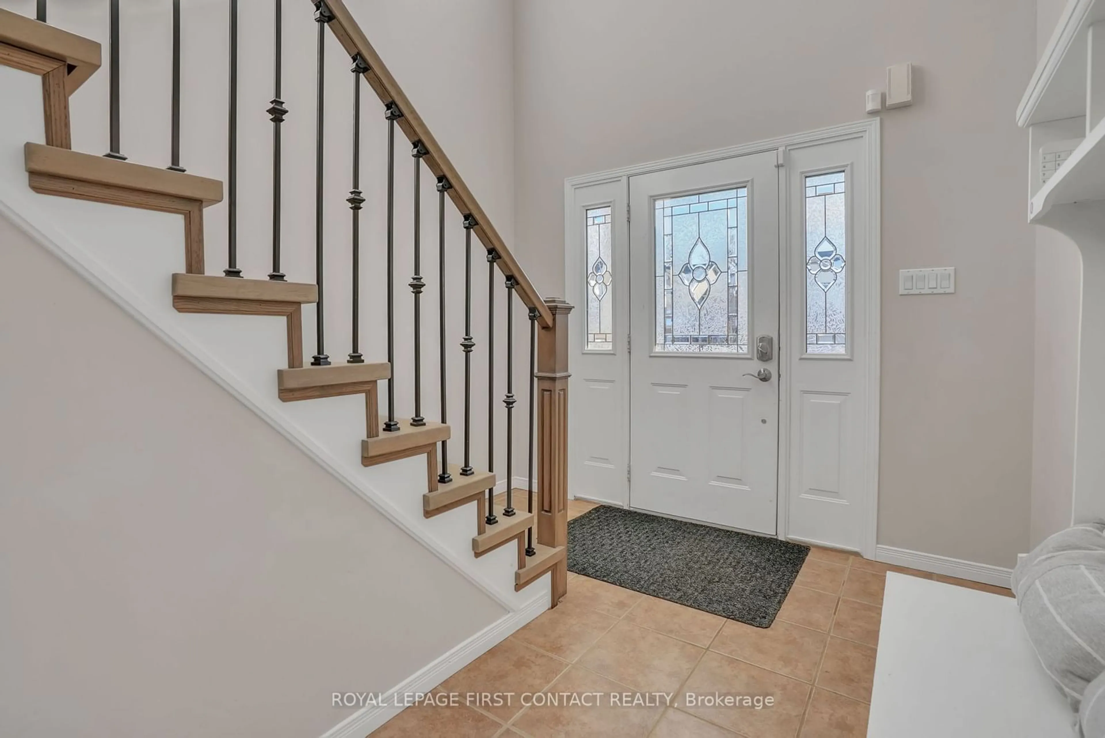 Indoor entryway for 62 Wallace St, New Tecumseth Ontario L9R 2G6