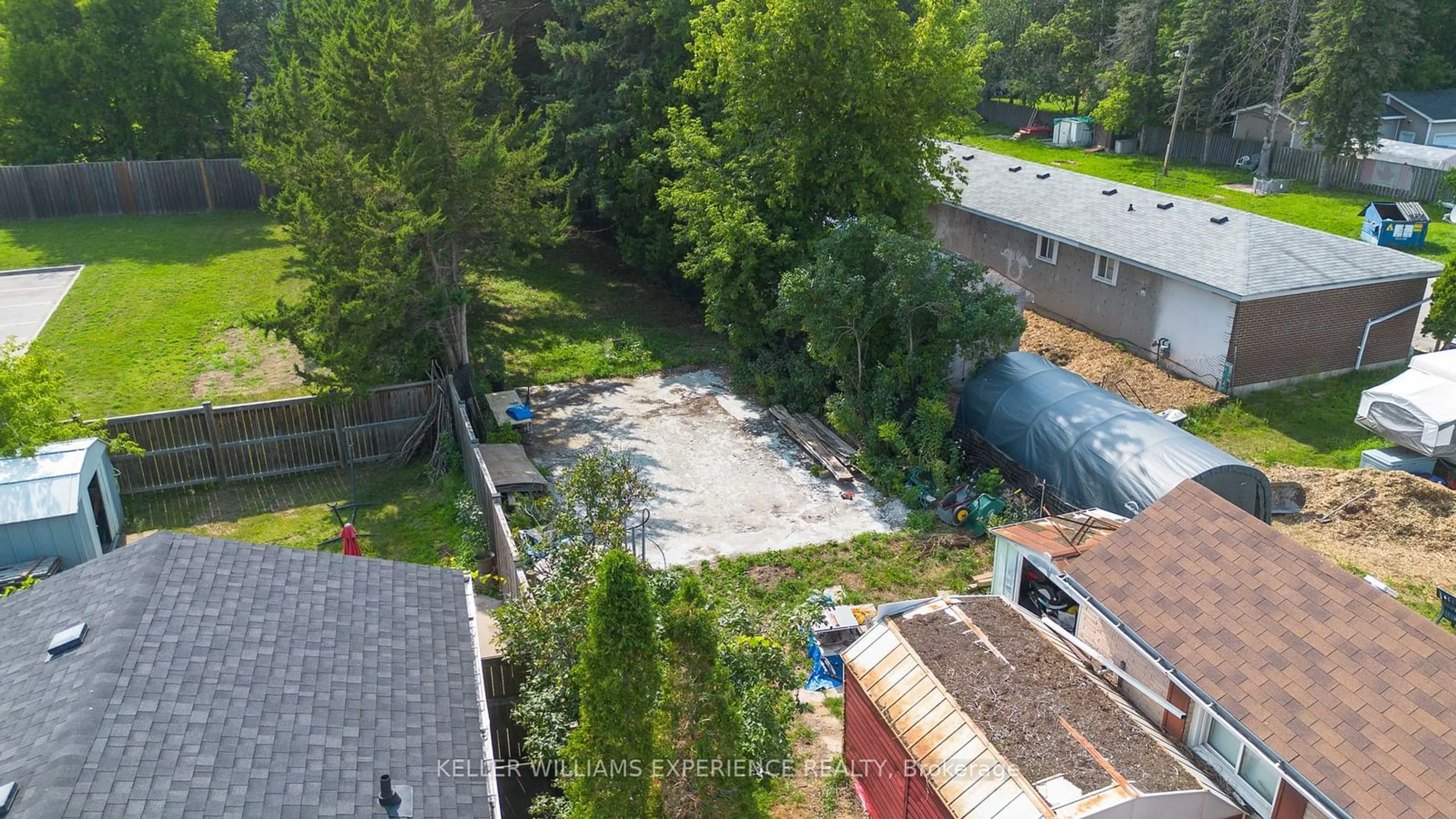 A pic from outside/outdoor area/front of a property/back of a property/a pic from drone, unknown for 177 Mill St, Essa Ontario L0M 1B0