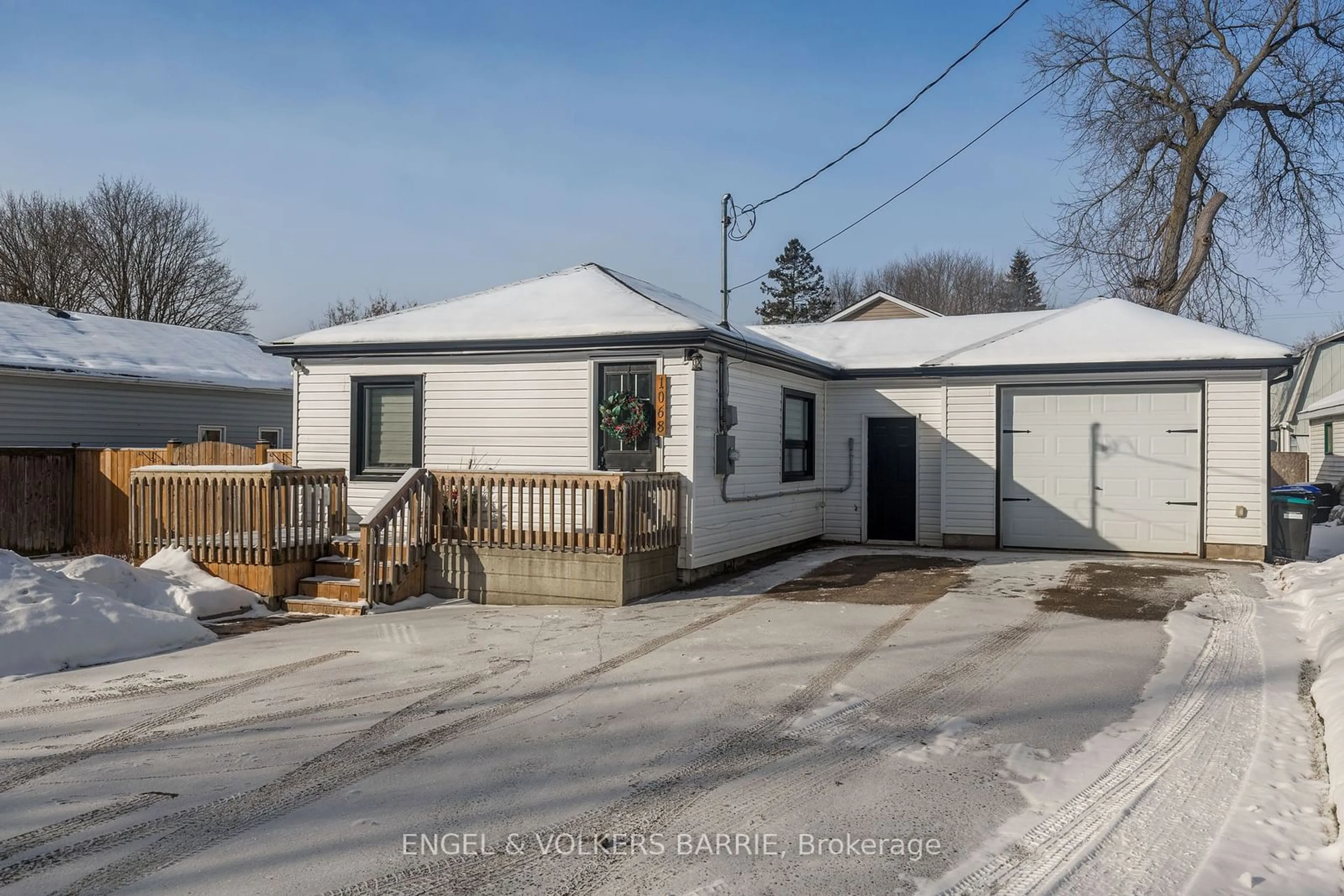 A pic from outside/outdoor area/front of a property/back of a property/a pic from drone, street for 1068 Emily St, Innisfil Ontario L0L 1C0