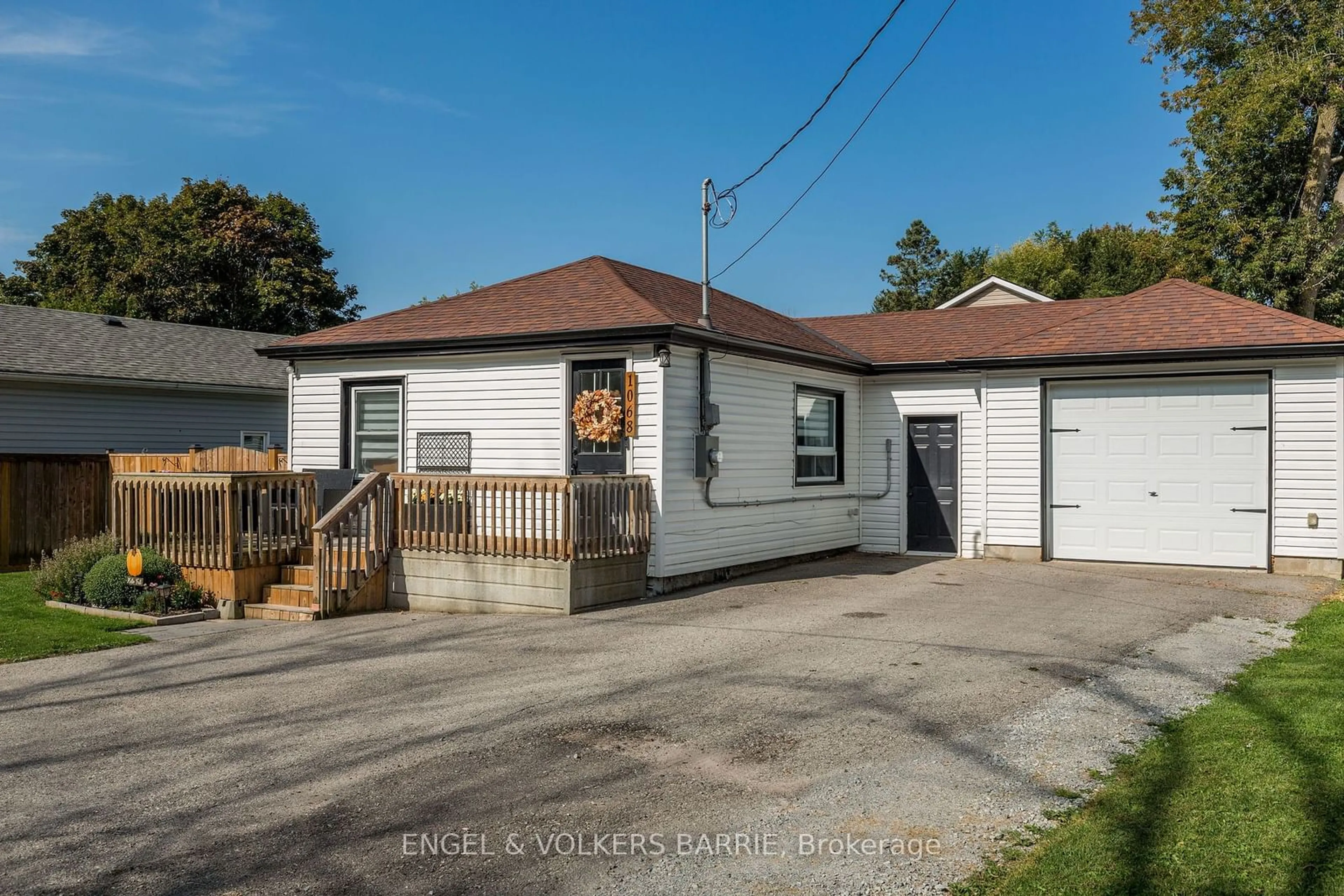 A pic from outside/outdoor area/front of a property/back of a property/a pic from drone, street for 1068 Emily St, Innisfil Ontario L0L 1C0