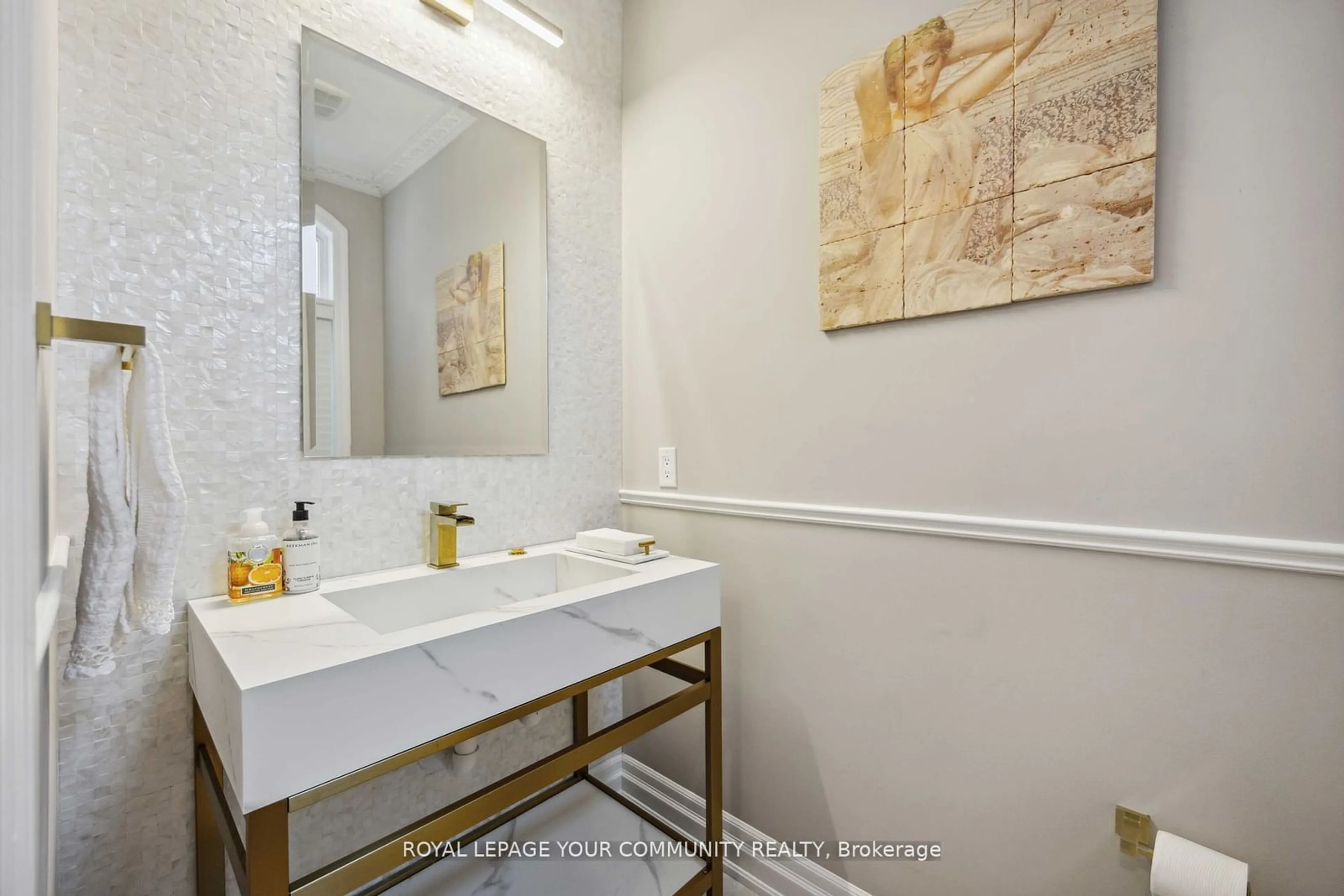 Standard bathroom, ceramic/tile floor for 105 Burns Blvd, King Ontario L7B 0M5