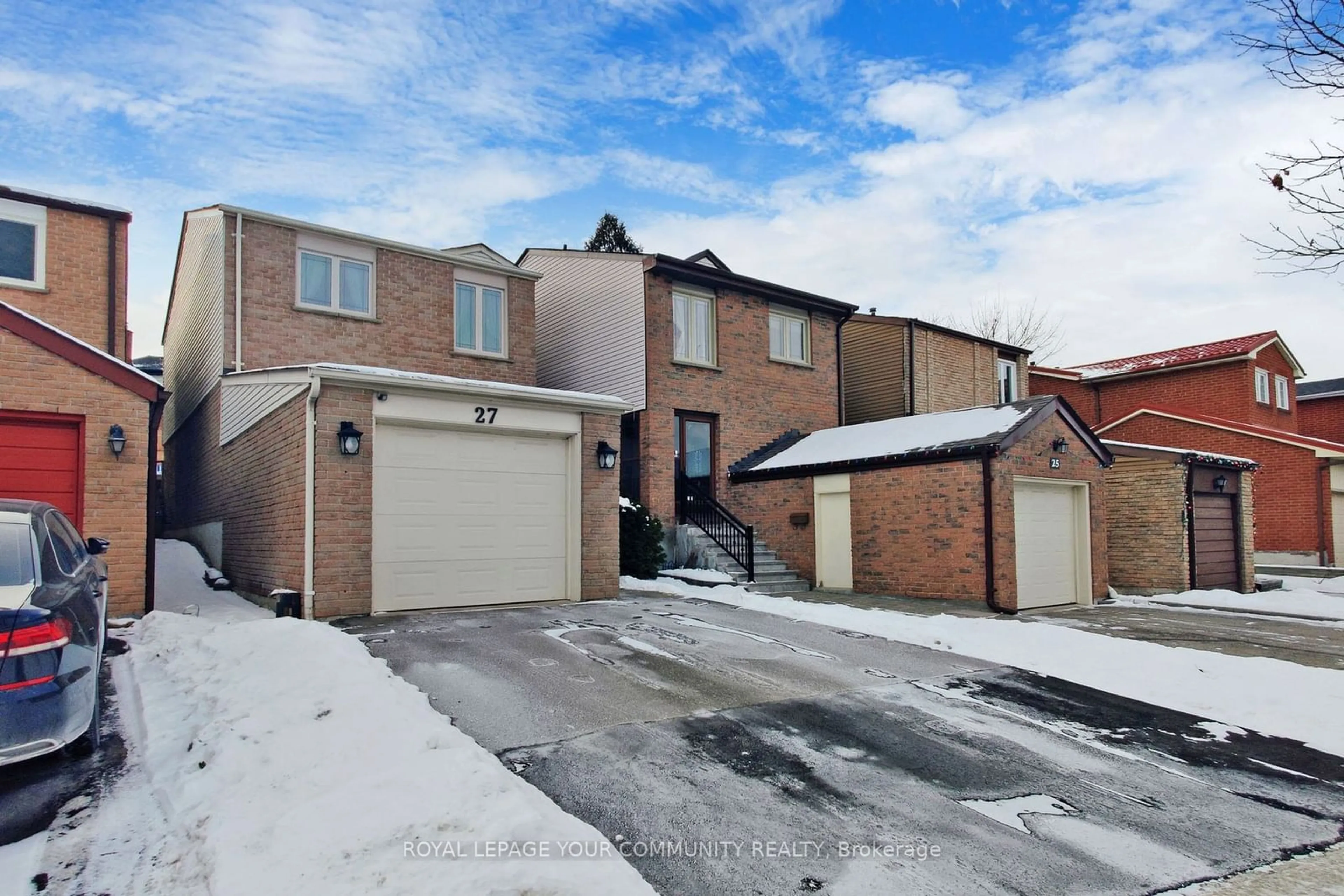 A pic from outside/outdoor area/front of a property/back of a property/a pic from drone, street for 27 Riviera Dr, Vaughan Ontario L4K 2H9