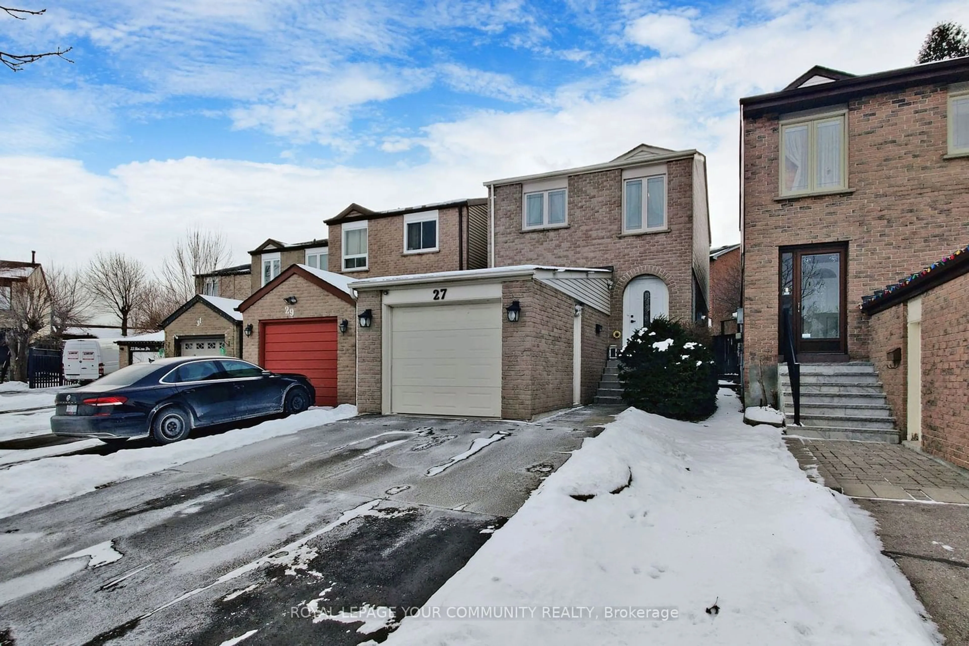 A pic from outside/outdoor area/front of a property/back of a property/a pic from drone, street for 27 Riviera Dr, Vaughan Ontario L4K 2H9