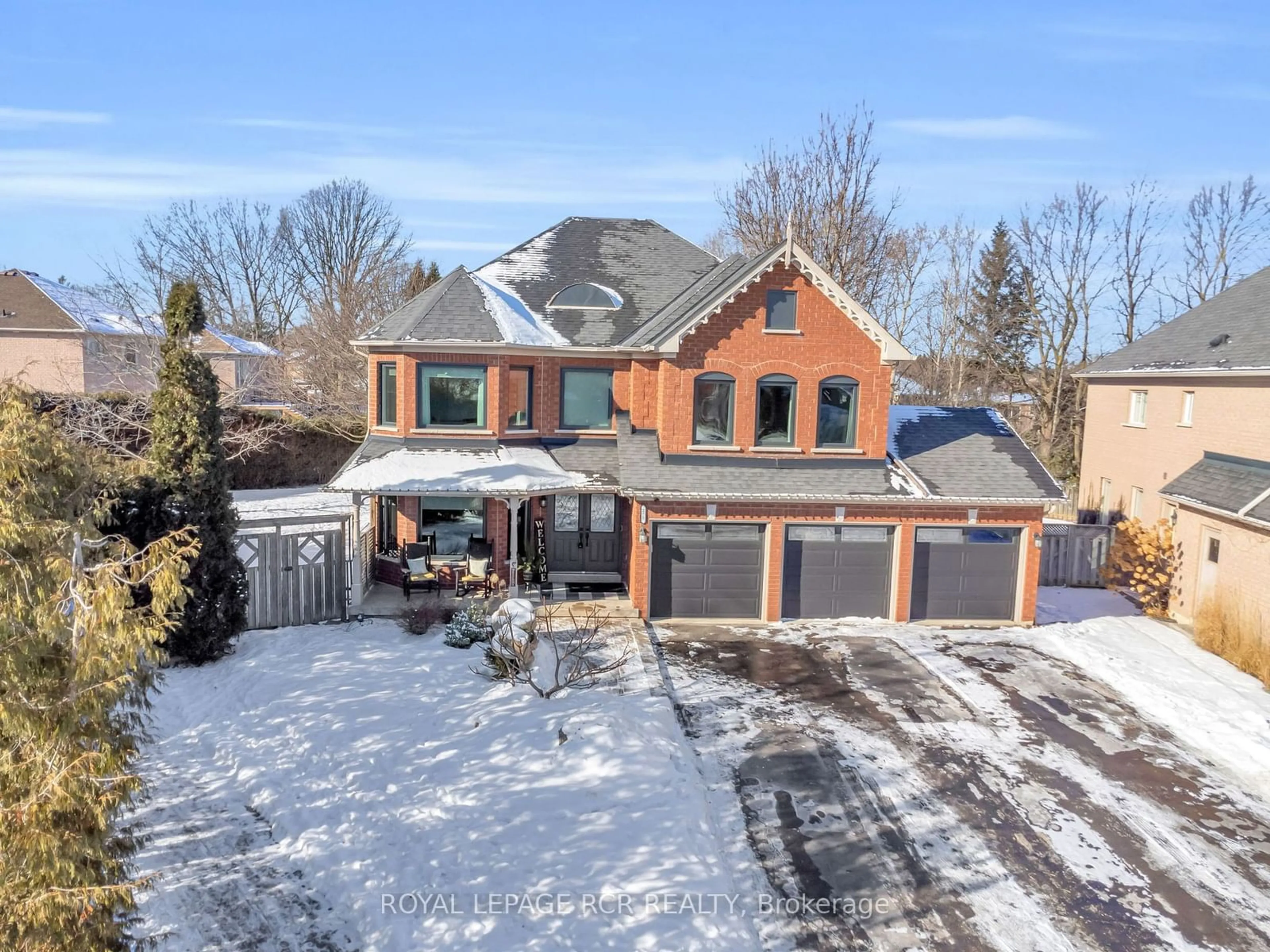 A pic from outside/outdoor area/front of a property/back of a property/a pic from drone, street for 275 Flannagan Crt, Newmarket Ontario L3X 2E7