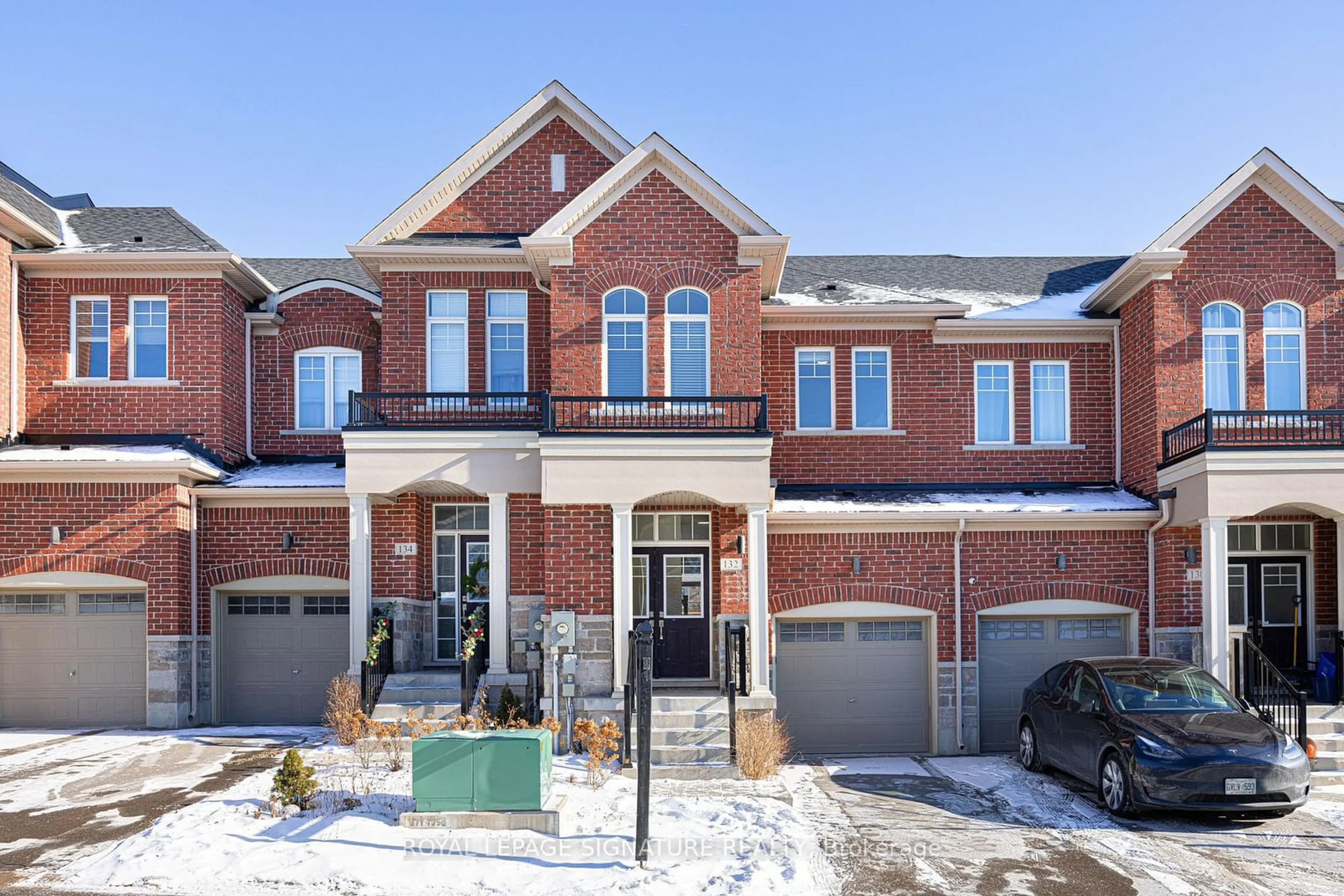 Home with brick exterior material, street for 132 Knott End Cres, Newmarket Ontario L3Y 0E4