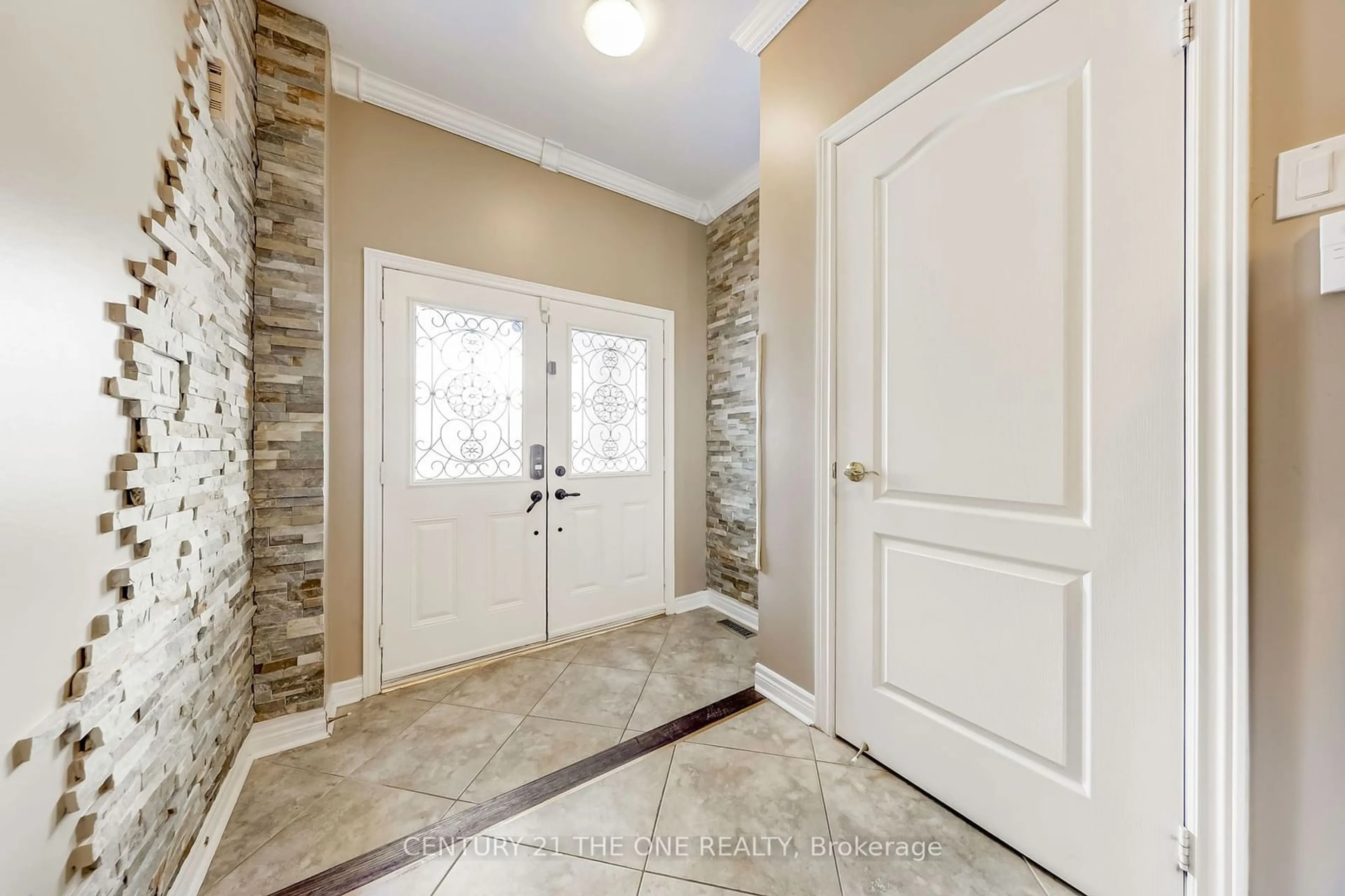 Indoor entryway for 17 Shallot Crt, Richmond Hill Ontario L4S 0C1