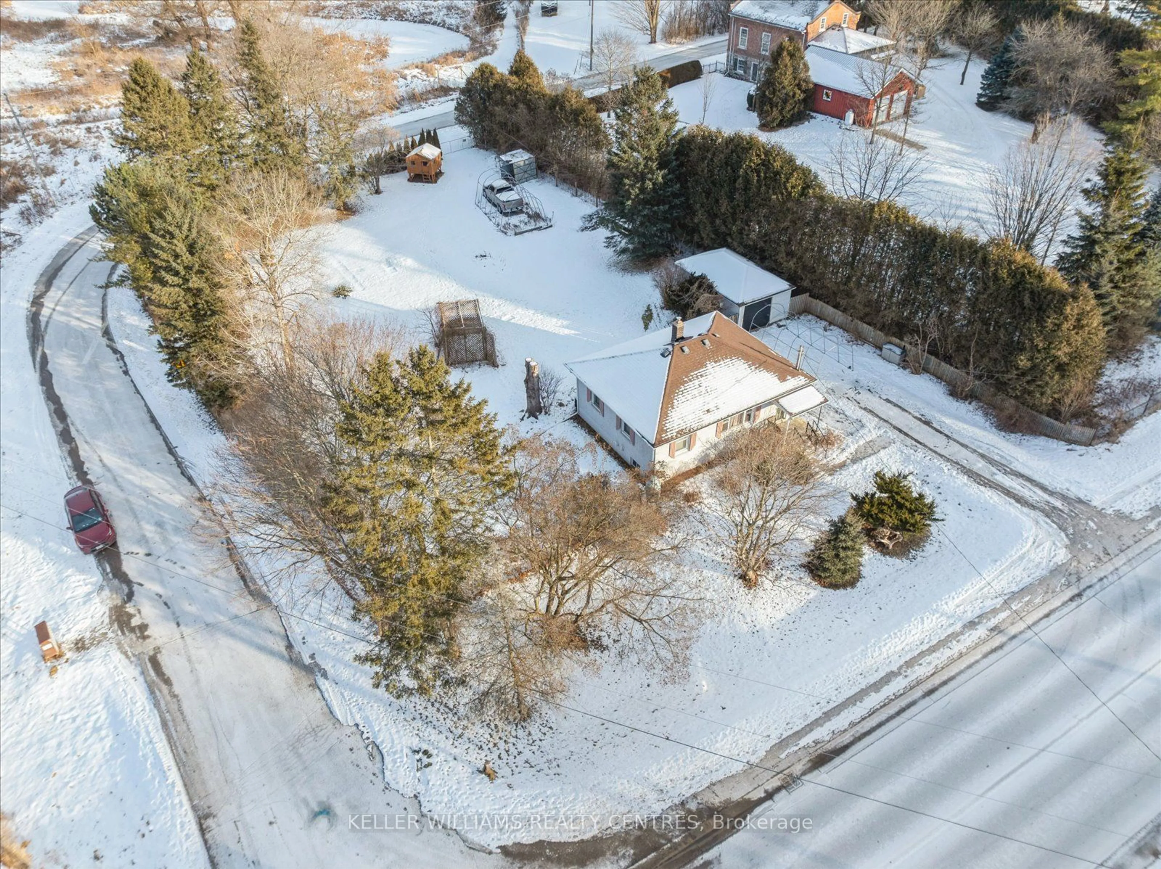 A pic from outside/outdoor area/front of a property/back of a property/a pic from drone, street for 19097 Yonge St, East Gwillimbury Ontario L9N 1L3