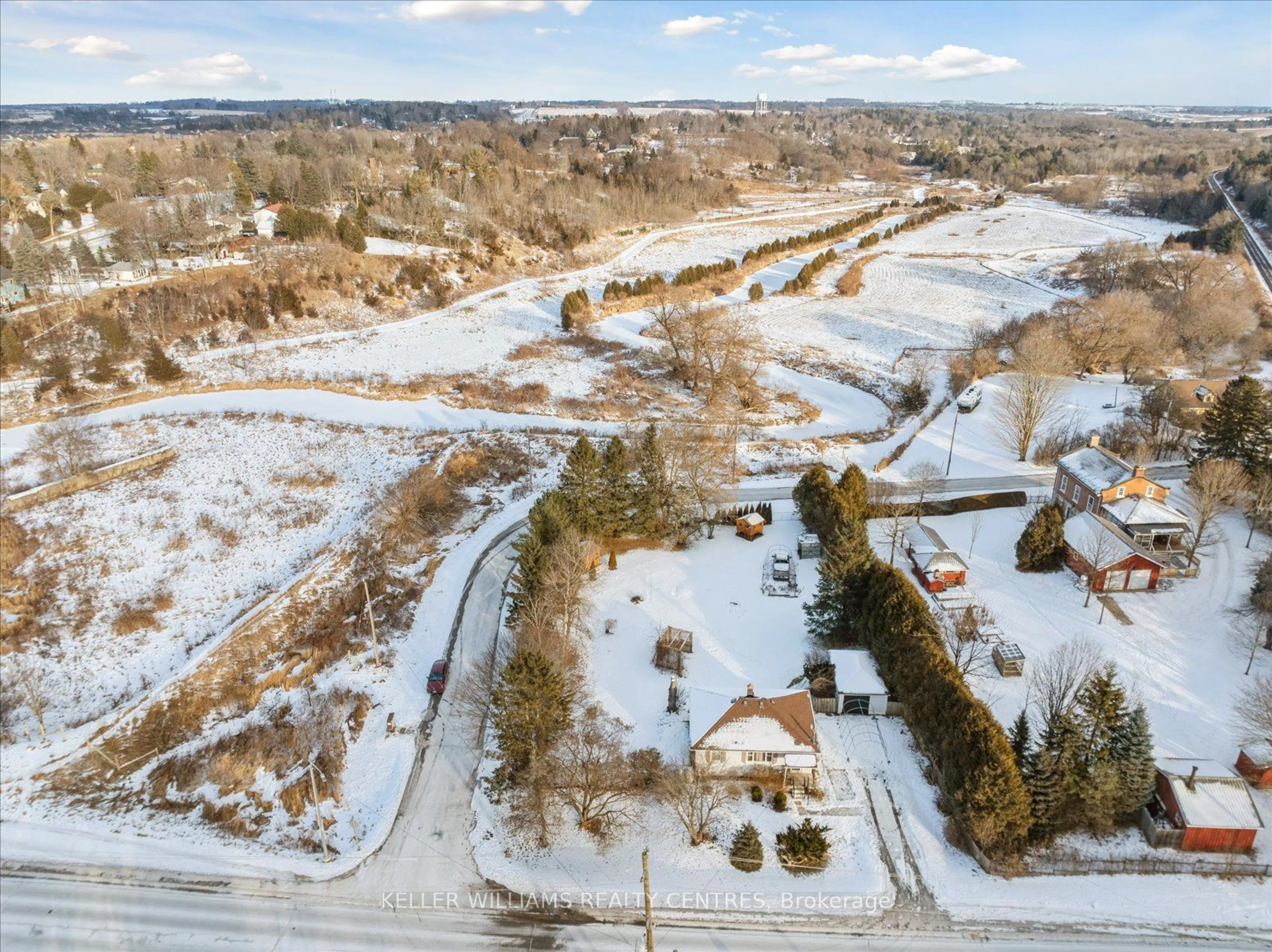 A pic from outside/outdoor area/front of a property/back of a property/a pic from drone, street for 19097 Yonge St, East Gwillimbury Ontario L9N 1L3