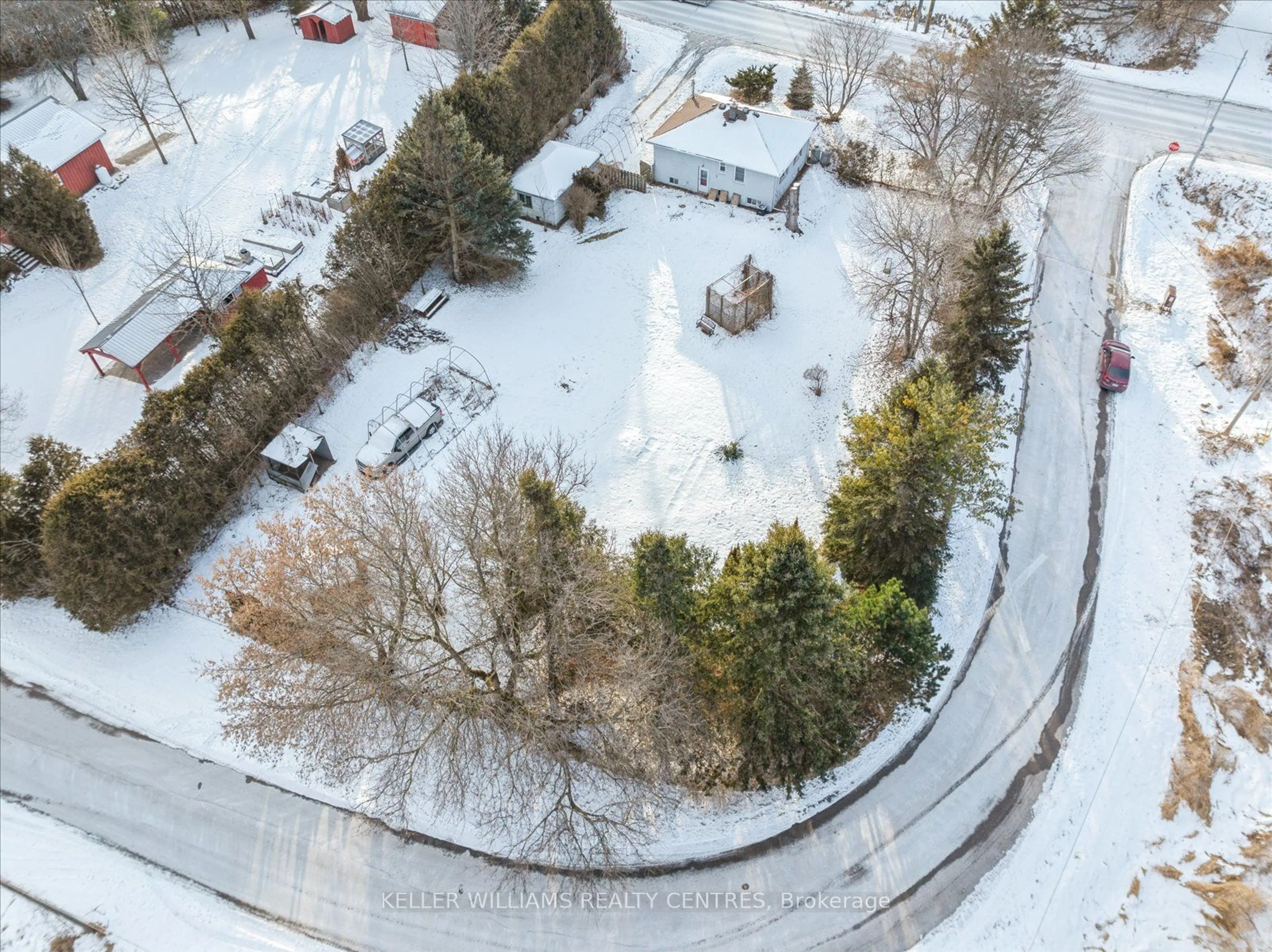 A pic from outside/outdoor area/front of a property/back of a property/a pic from drone, street for 19097 Yonge St, East Gwillimbury Ontario L9N 1L3