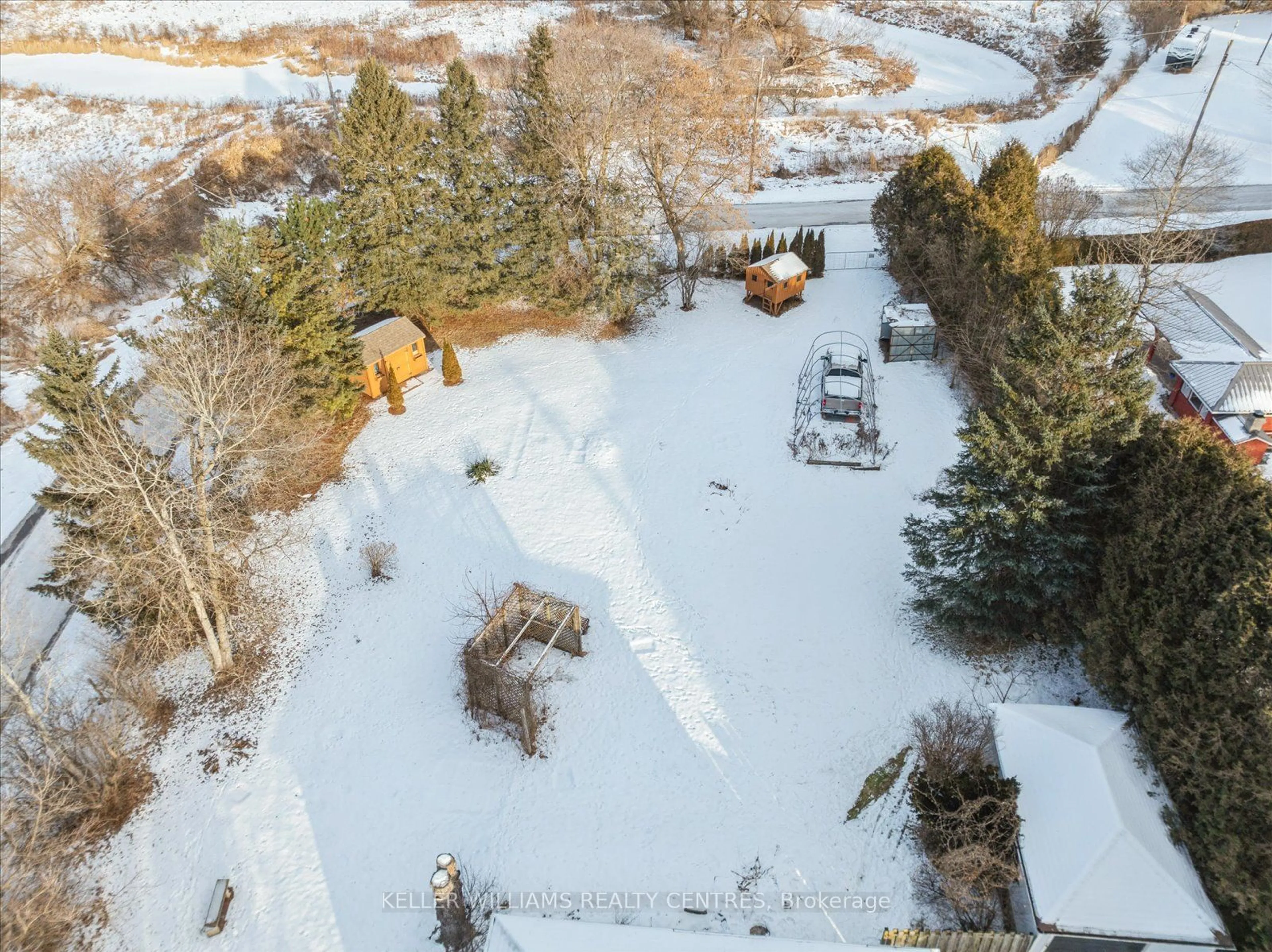 A pic from outside/outdoor area/front of a property/back of a property/a pic from drone, unknown for 19097 Yonge St, East Gwillimbury Ontario L9N 1L3