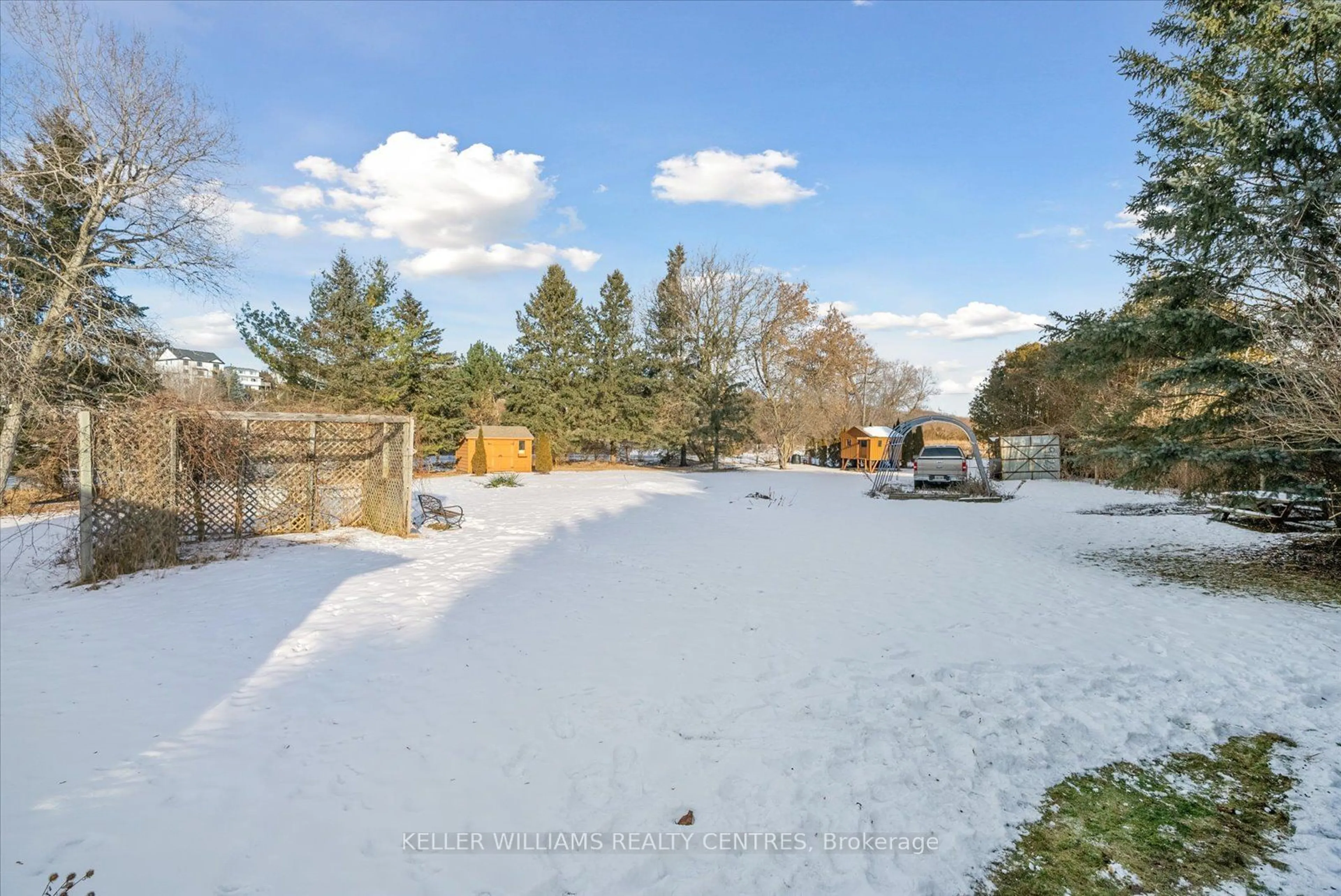 A pic from outside/outdoor area/front of a property/back of a property/a pic from drone, street for 19097 Yonge St, East Gwillimbury Ontario L9N 1L3