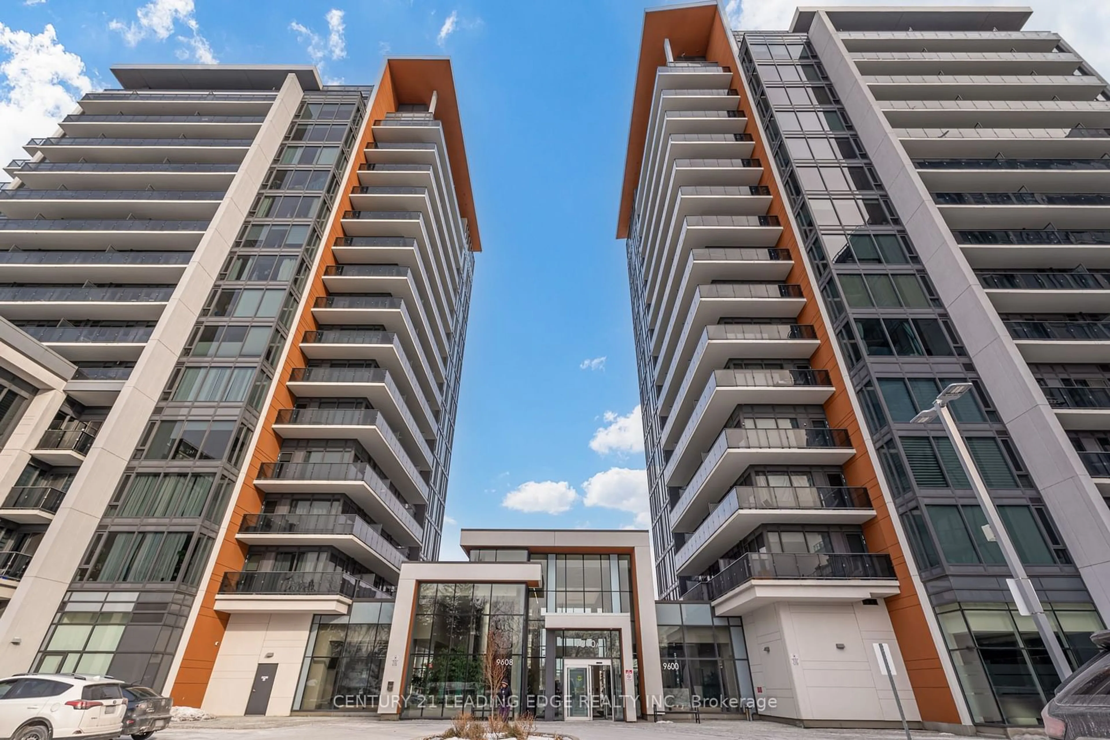 Indoor foyer for 9608 Yonge St #203, Richmond Hill Ontario L4C 0X4