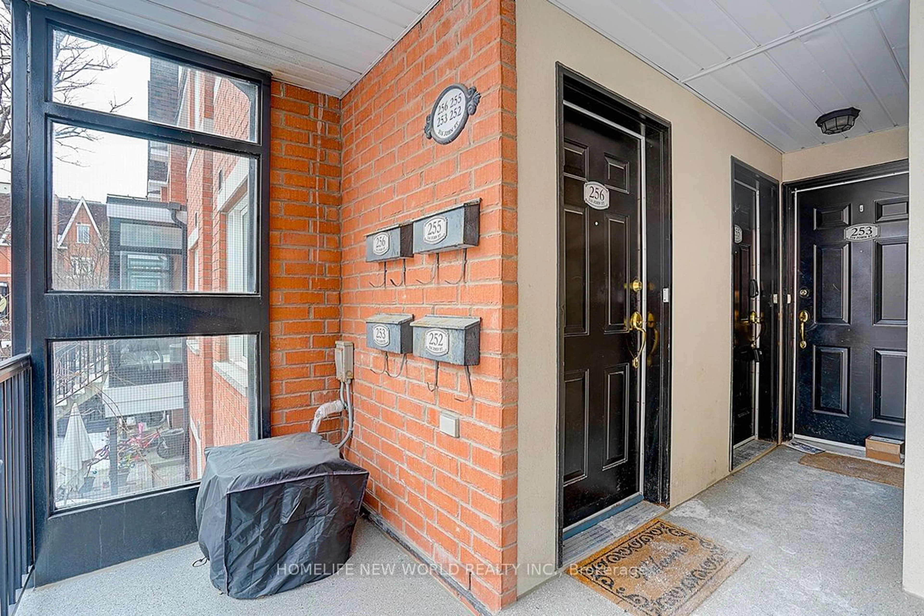 Indoor entryway for 316 John St #255, Markham Ontario L3T 0A7