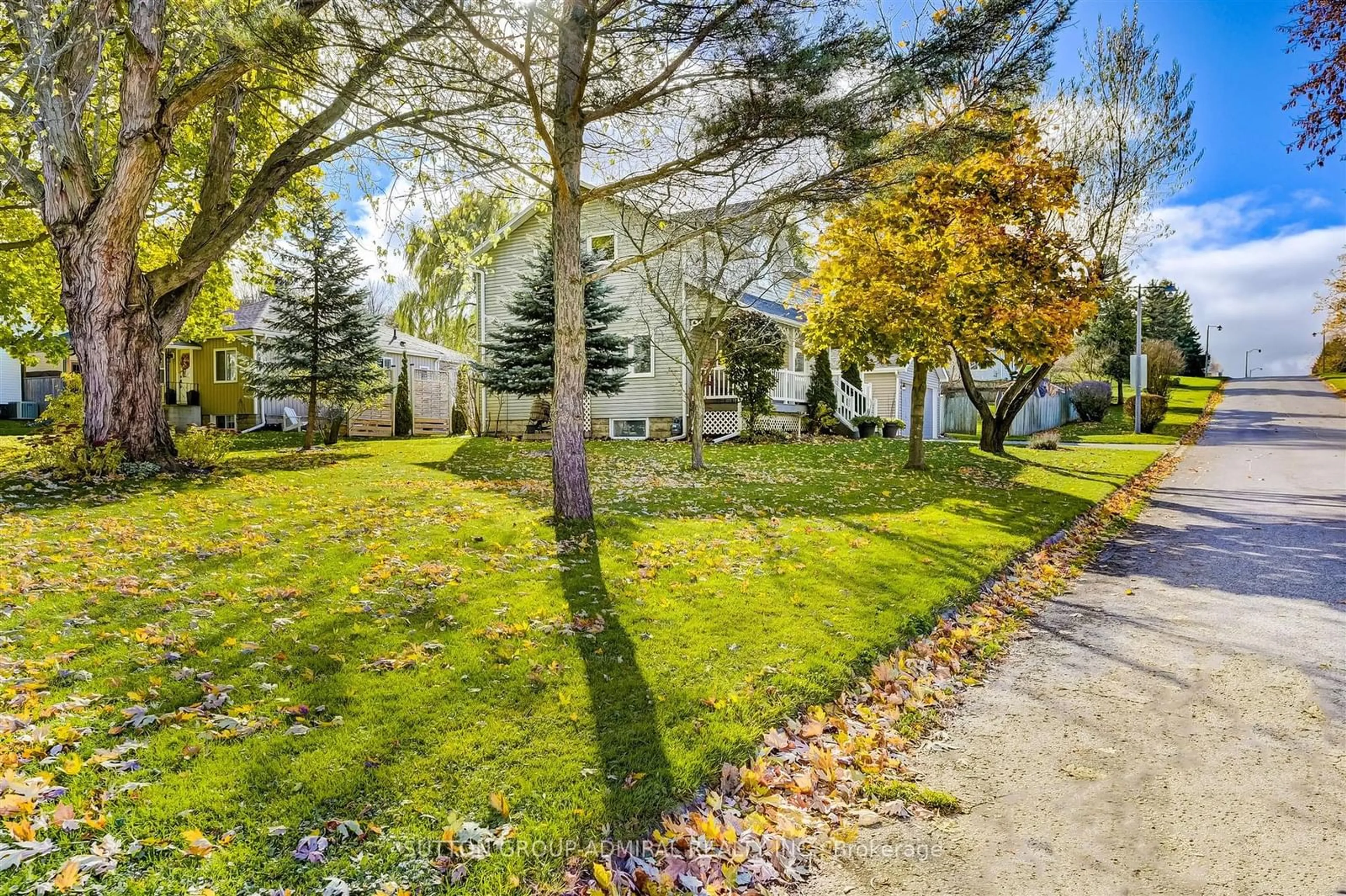 A pic from outside/outdoor area/front of a property/back of a property/a pic from drone, street for 19312 Holland Landing Rd, East Gwillimbury Ontario L9N 1M8