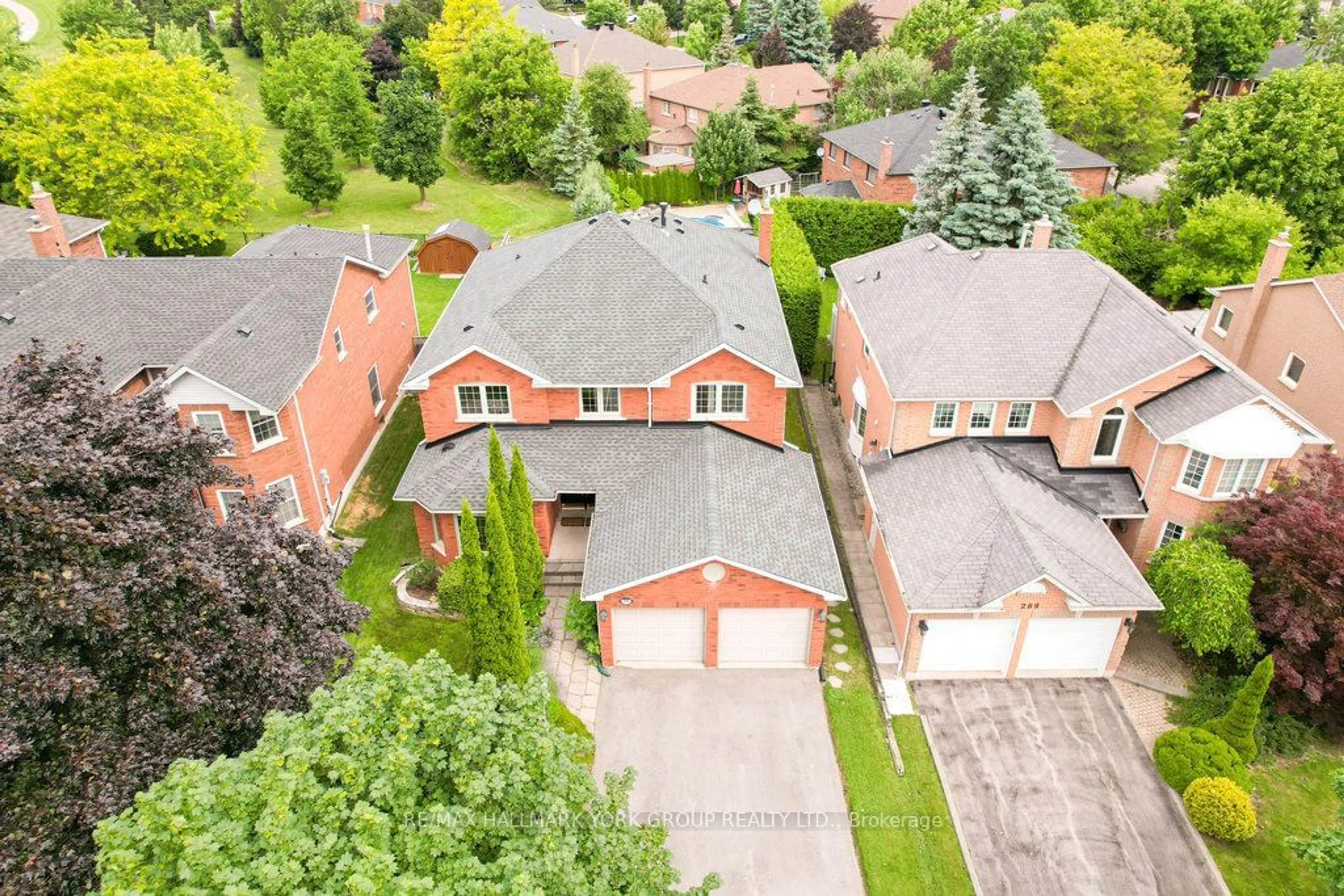 A pic from outside/outdoor area/front of a property/back of a property/a pic from drone, street for 291 Alex Doner Dr, Newmarket Ontario L3X 1G7