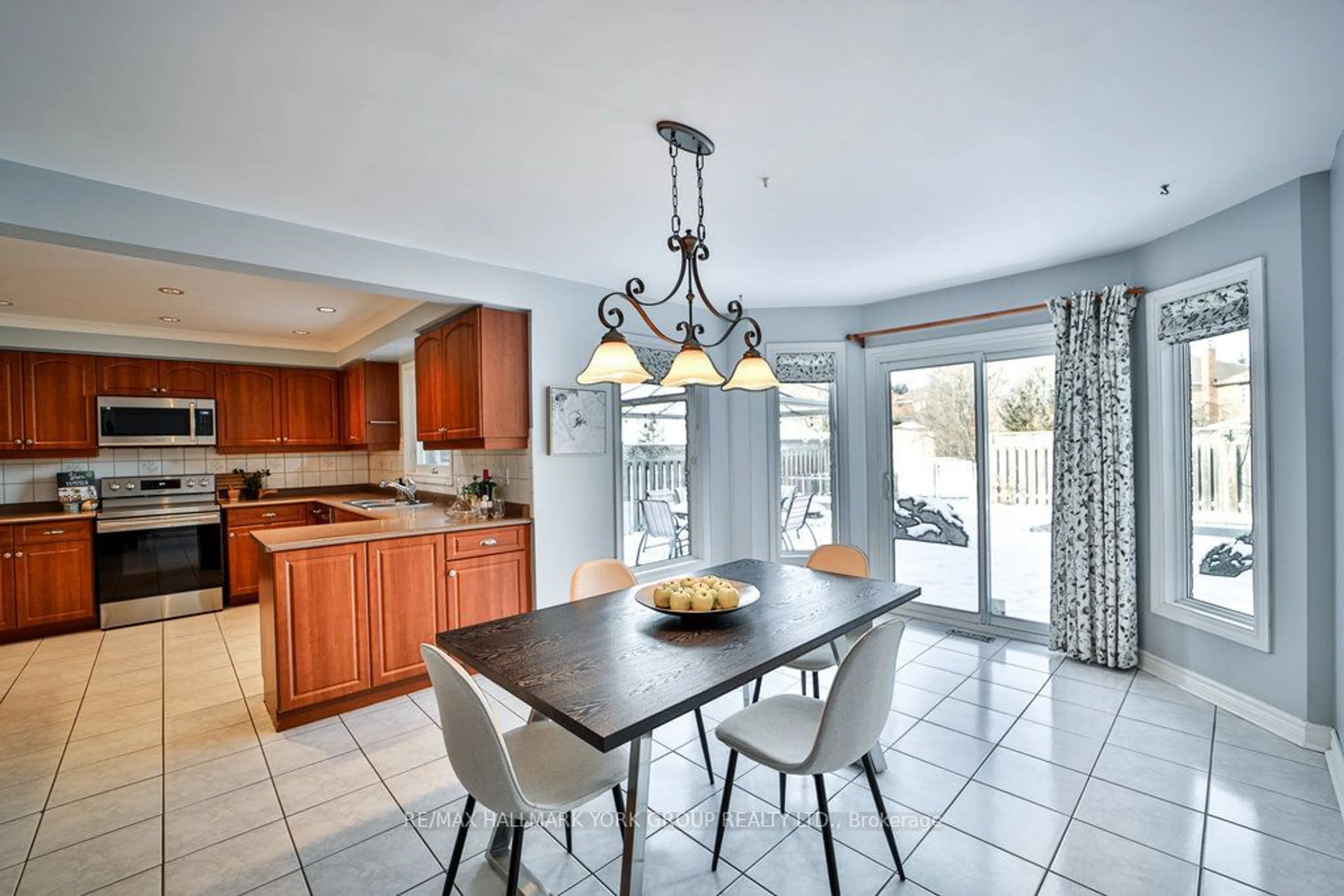 Open concept kitchen, ceramic/tile floor for 291 Alex Doner Dr, Newmarket Ontario L3X 1G7