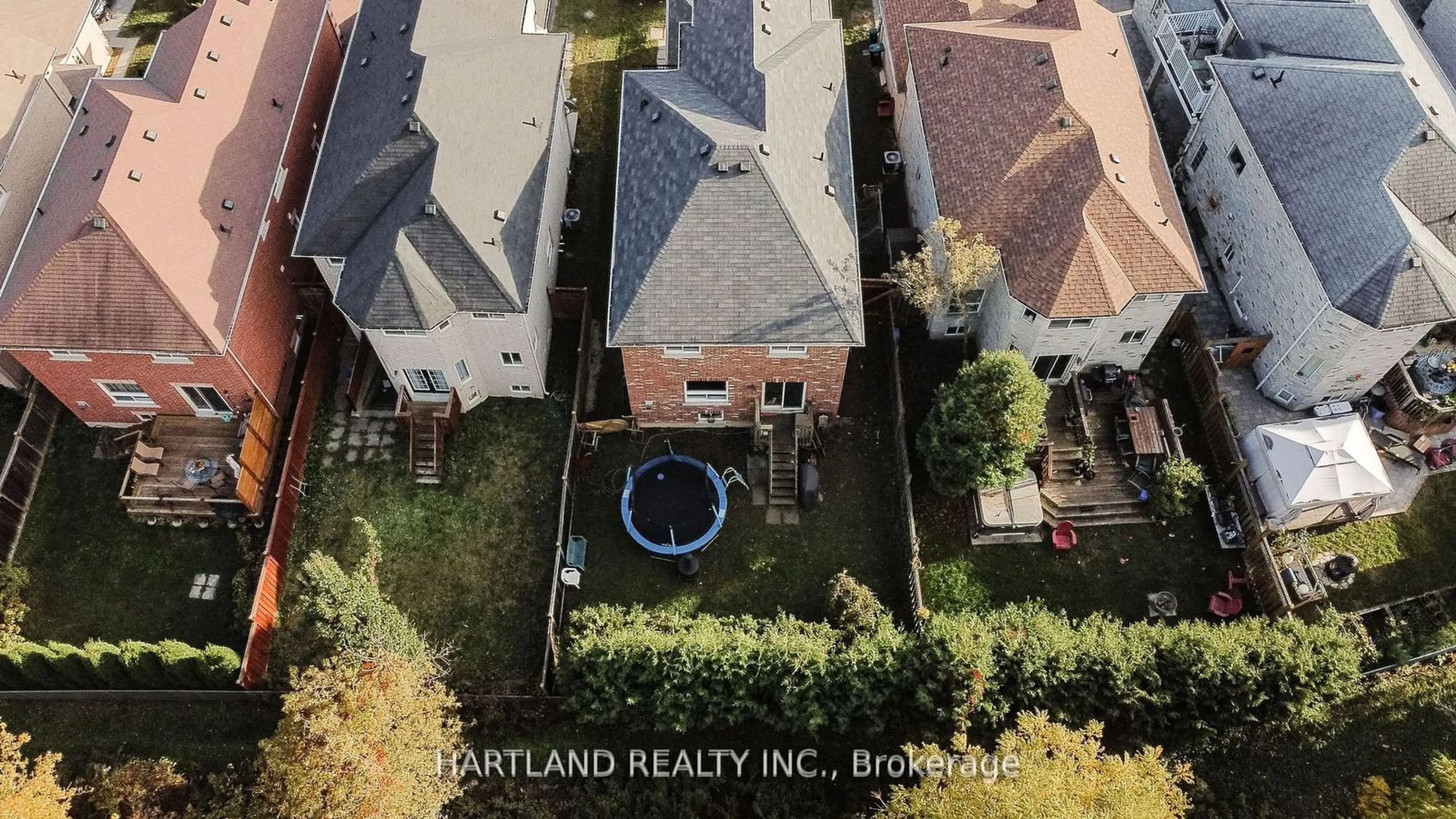 A pic from outside/outdoor area/front of a property/back of a property/a pic from drone, city buildings view from balcony for 1236 Fox Hill St, Innisfil Ontario L9S 4Y5