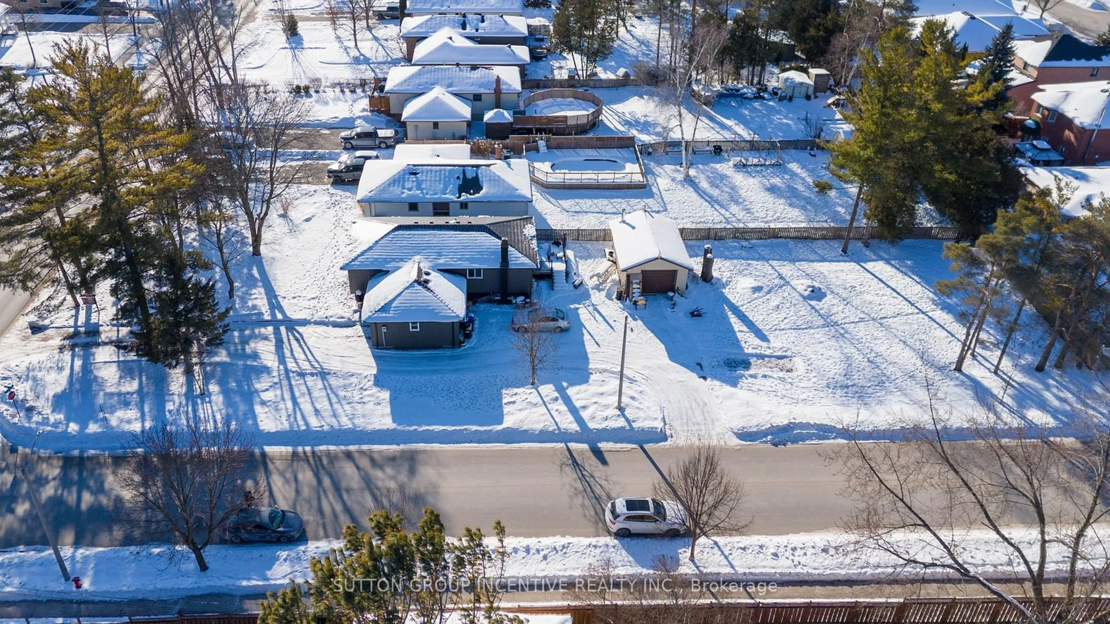 A pic from outside/outdoor area/front of a property/back of a property/a pic from drone, street for 2326 25 Sdrd, Innisfil Ontario L9S 2G2