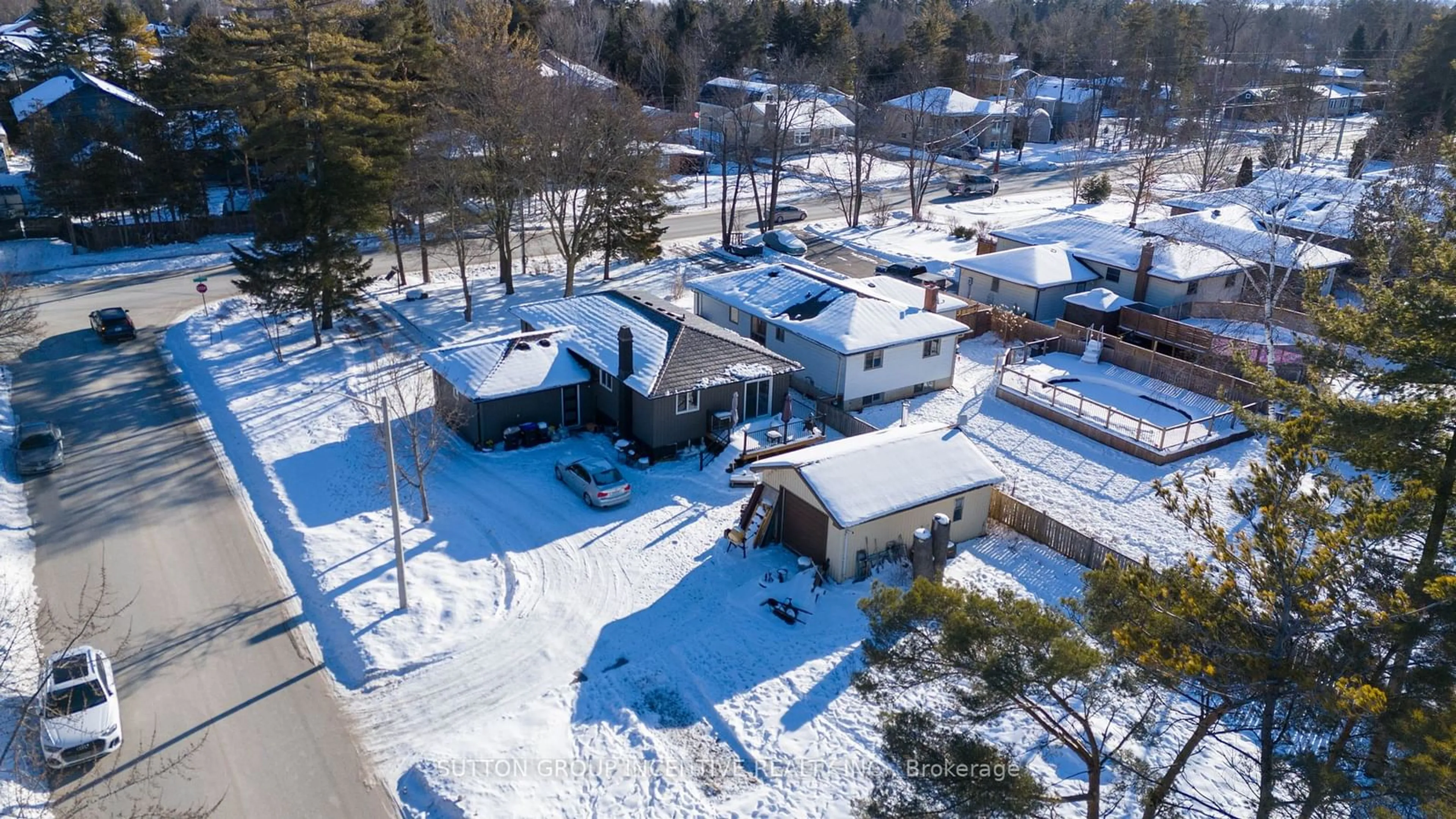 A pic from outside/outdoor area/front of a property/back of a property/a pic from drone, street for 2326 25 Sdrd, Innisfil Ontario L9S 2G2